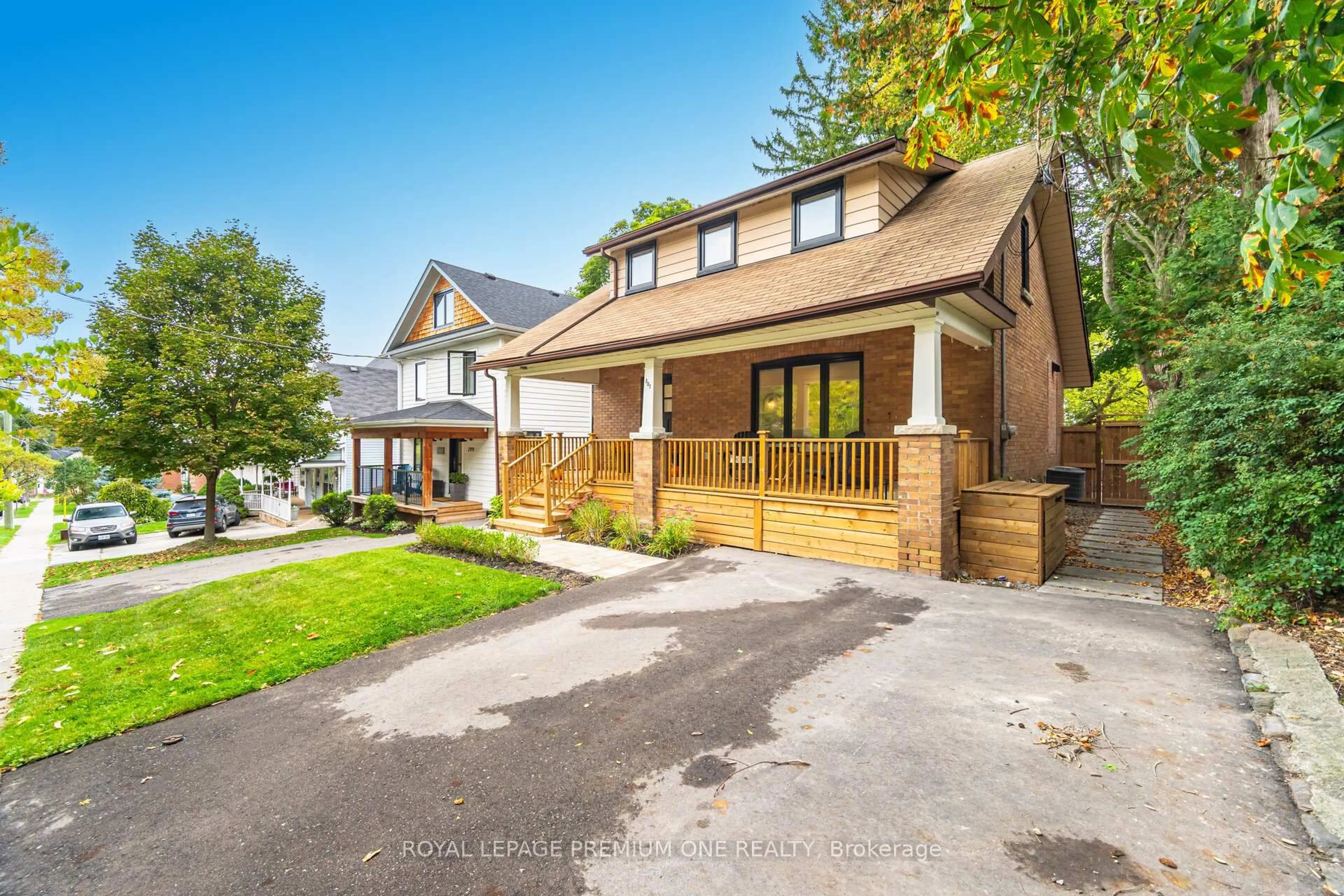 Home with brick exterior material, street for 301 Court St, Newmarket Ontario L3Y 3S6