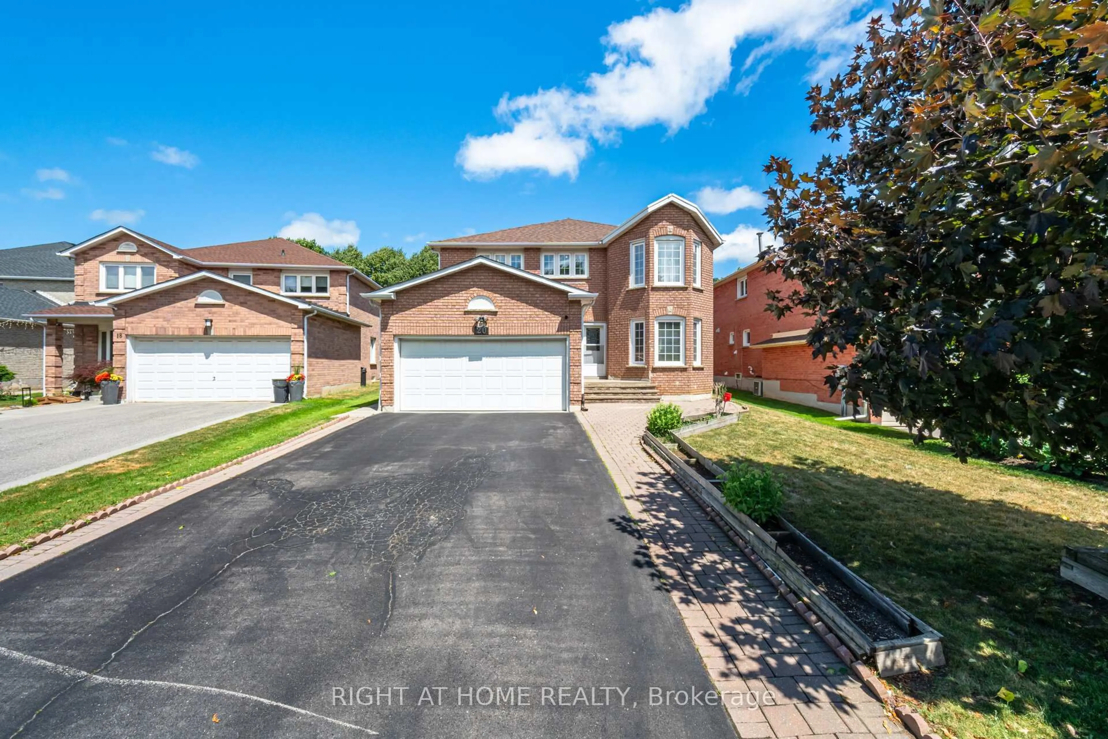 A pic from outside/outdoor area/front of a property/back of a property/a pic from drone, street for 20 Erla Crt, Markham Ontario L3S 3B3