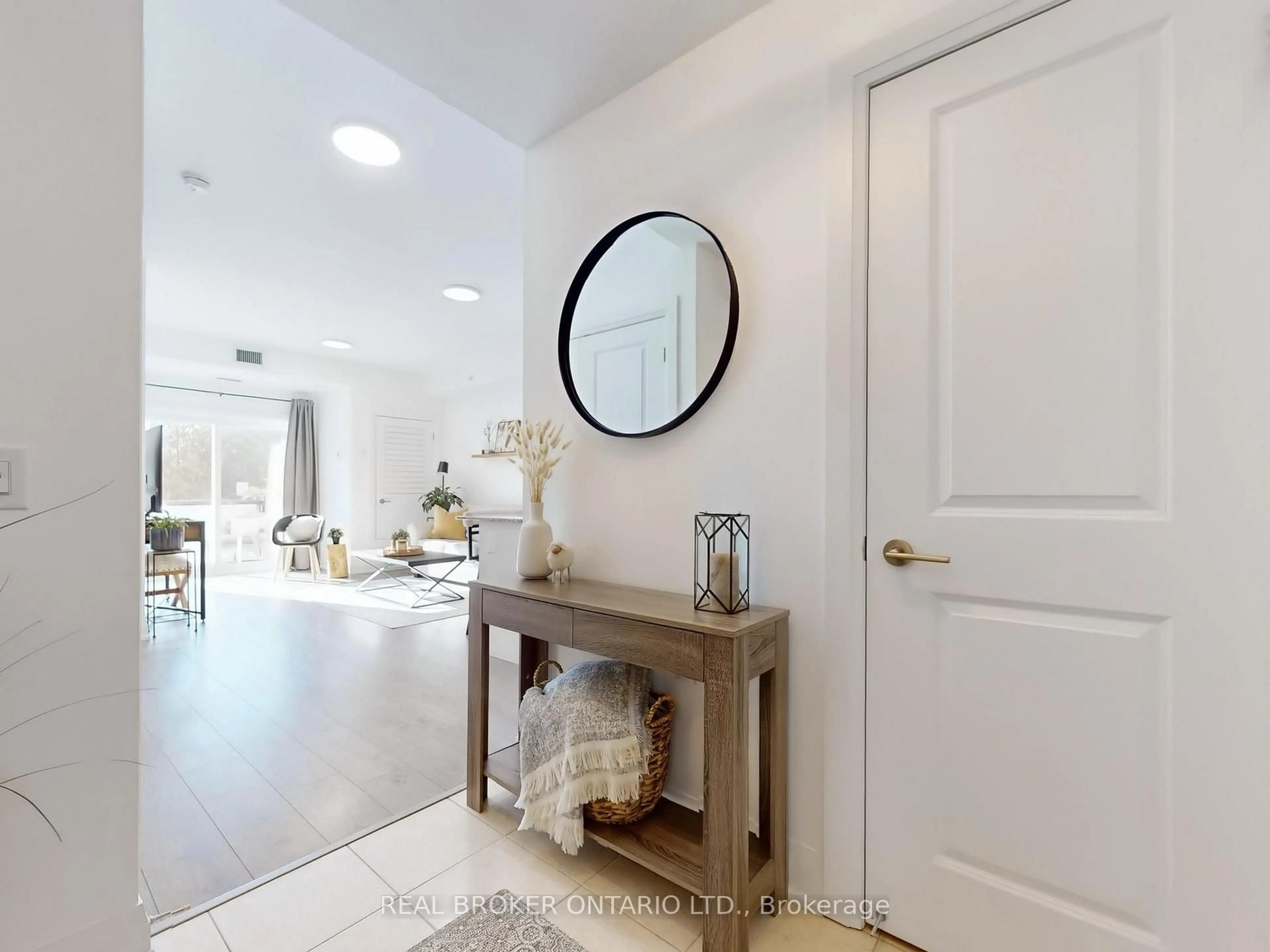 Indoor entryway for 481 Rupert Ave #122, Whitchurch-Stouffville Ontario L4A 1Y7