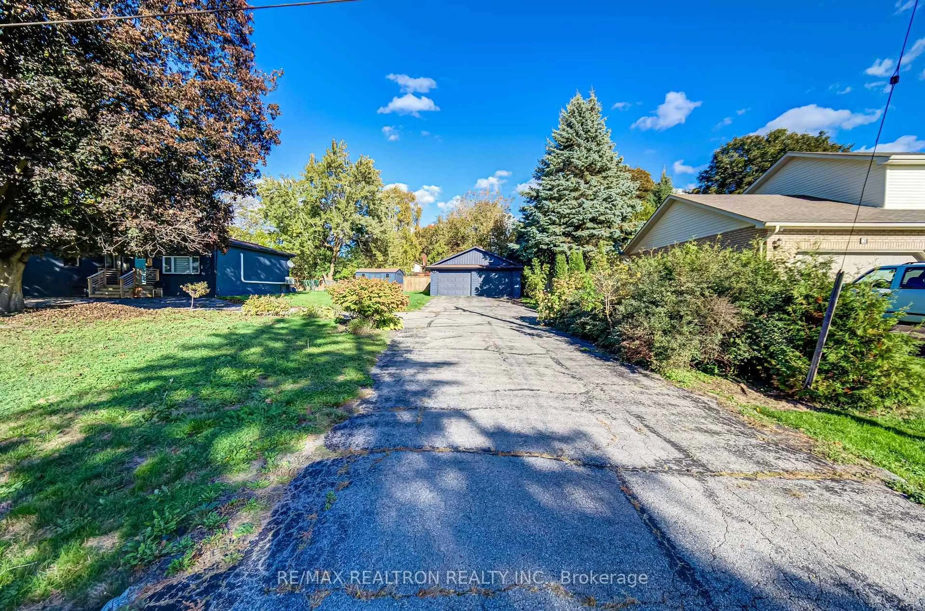 A pic from outside/outdoor area/front of a property/back of a property/a pic from drone, street for 7 Victory Dr, East Gwillimbury Ontario L0G 1M0