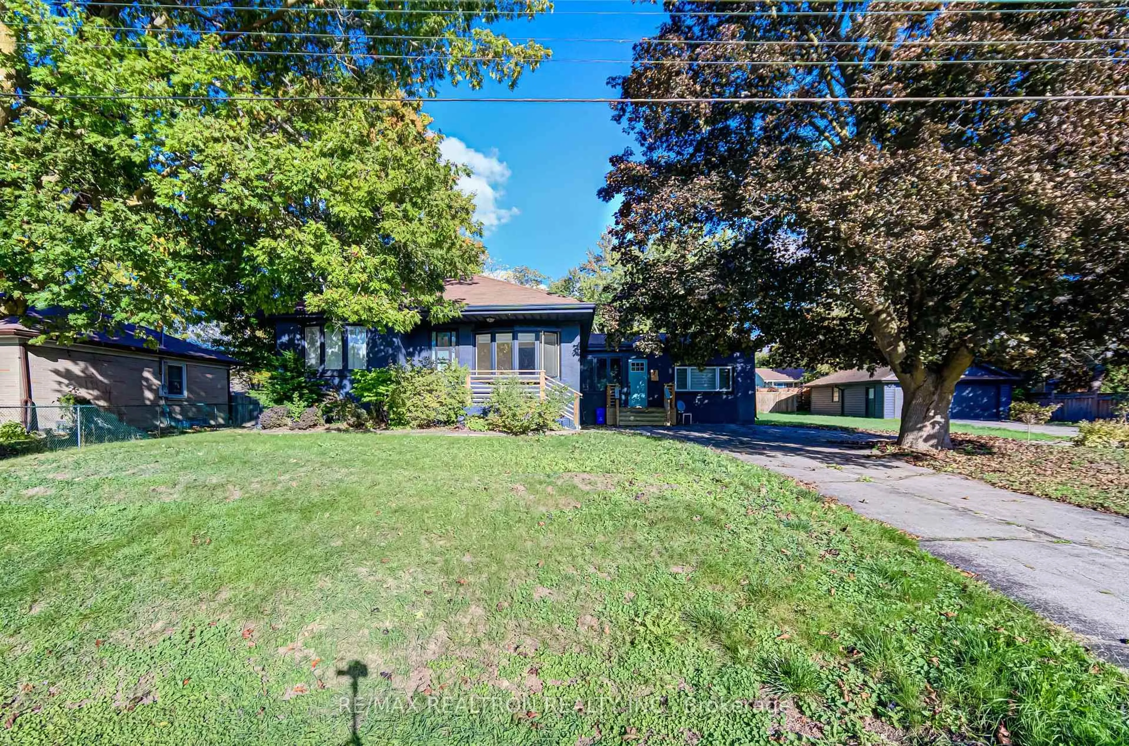 A pic from outside/outdoor area/front of a property/back of a property/a pic from drone, street for 7 Victory Dr, East Gwillimbury Ontario L0G 1M0