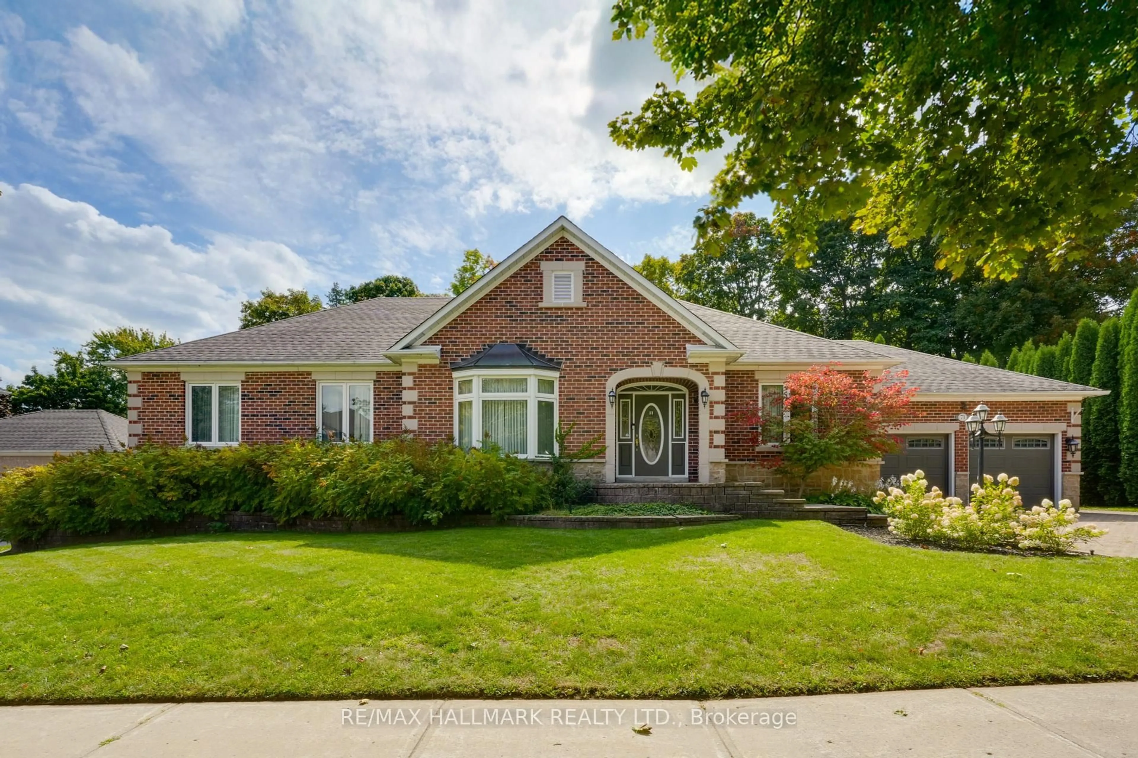 Home with brick exterior material, street for 71 Willow Farm Lane, Aurora Ontario L4G 6K2