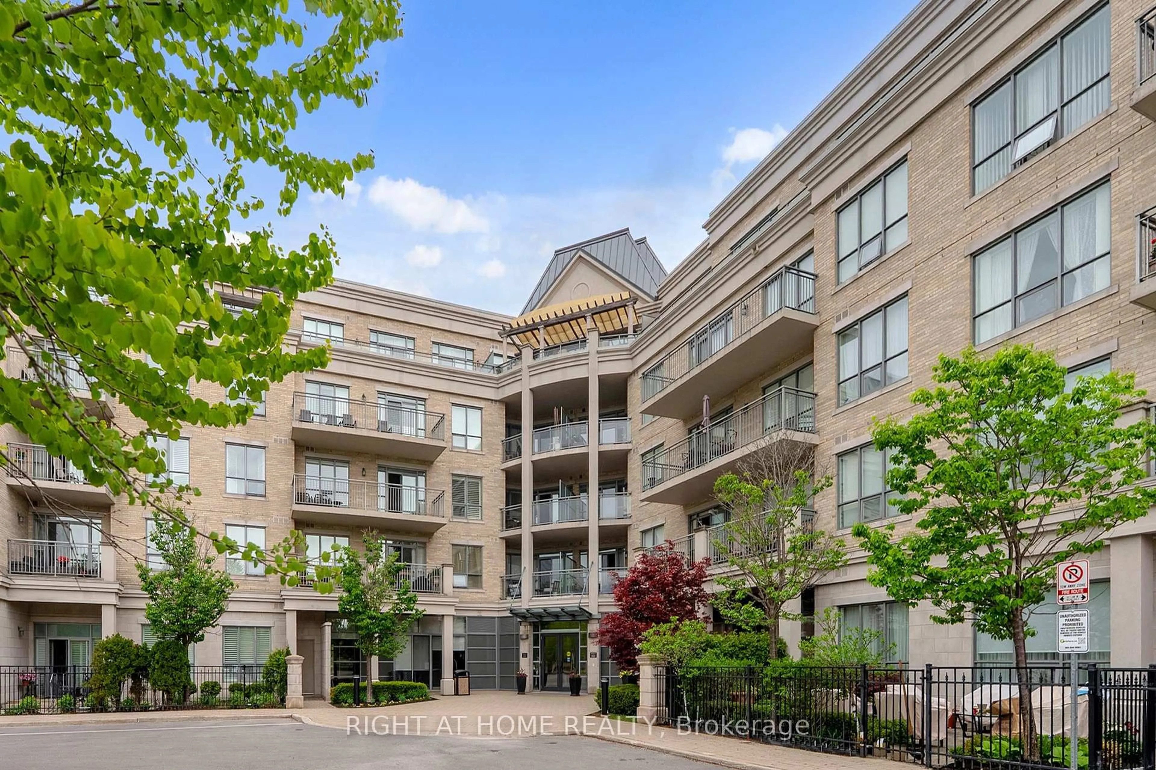 Patio, unknown for 180 John West Way #422, Aurora Ontario L4G 0R3