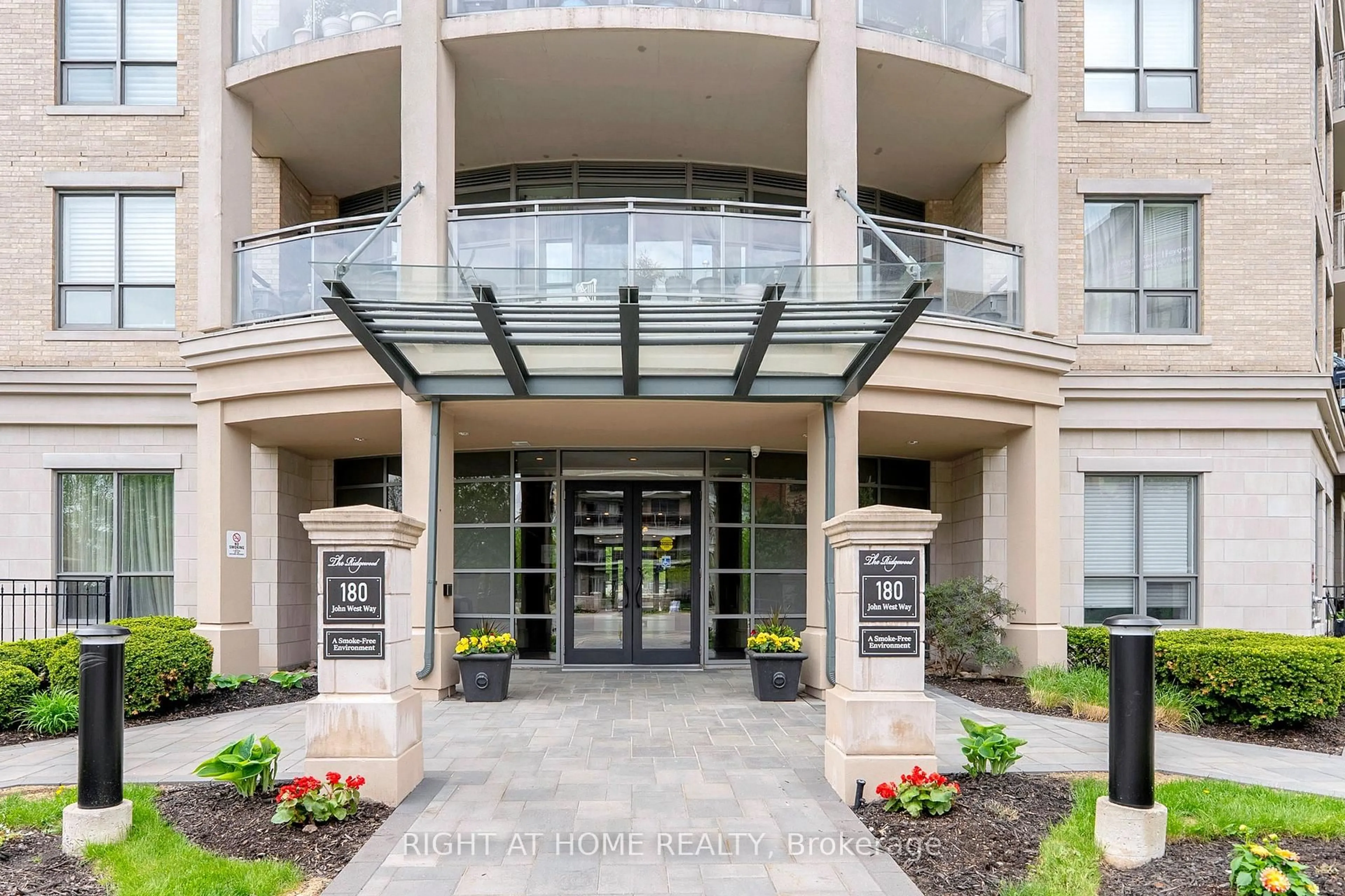 Indoor foyer for 180 John West Way #422, Aurora Ontario L4G 0R3