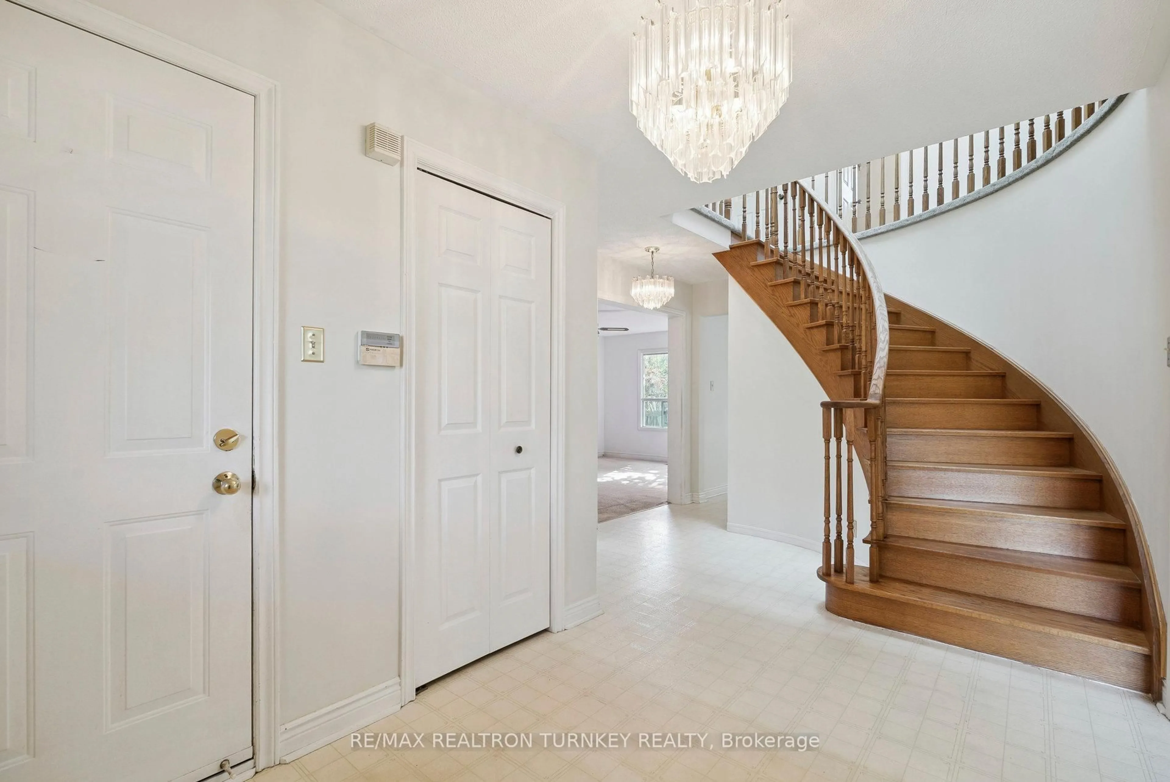 Indoor entryway for 154 Meadowbank Rd, Newmarket Ontario L3Y 4Y2