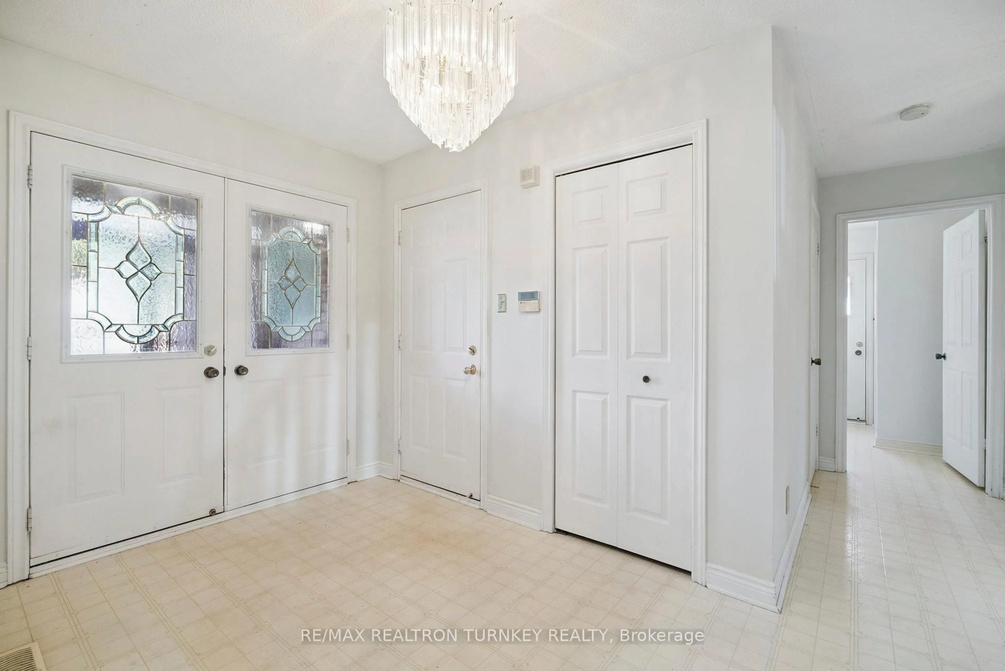 Indoor entryway for 154 Meadowbank Rd, Newmarket Ontario L3Y 4Y2