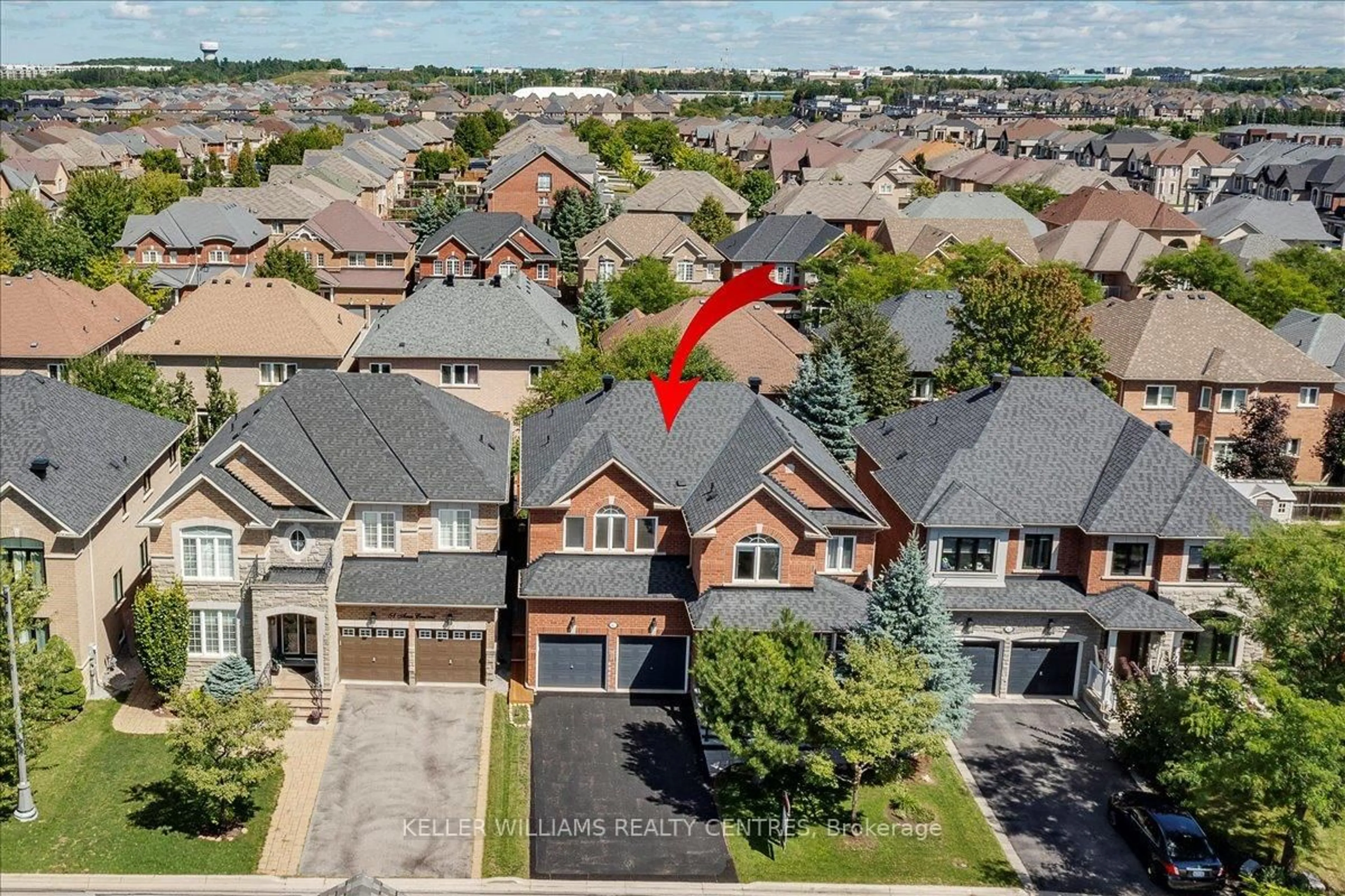 A pic from outside/outdoor area/front of a property/back of a property/a pic from drone, street for 47 Ames Cres, Aurora Ontario L4G 0C3