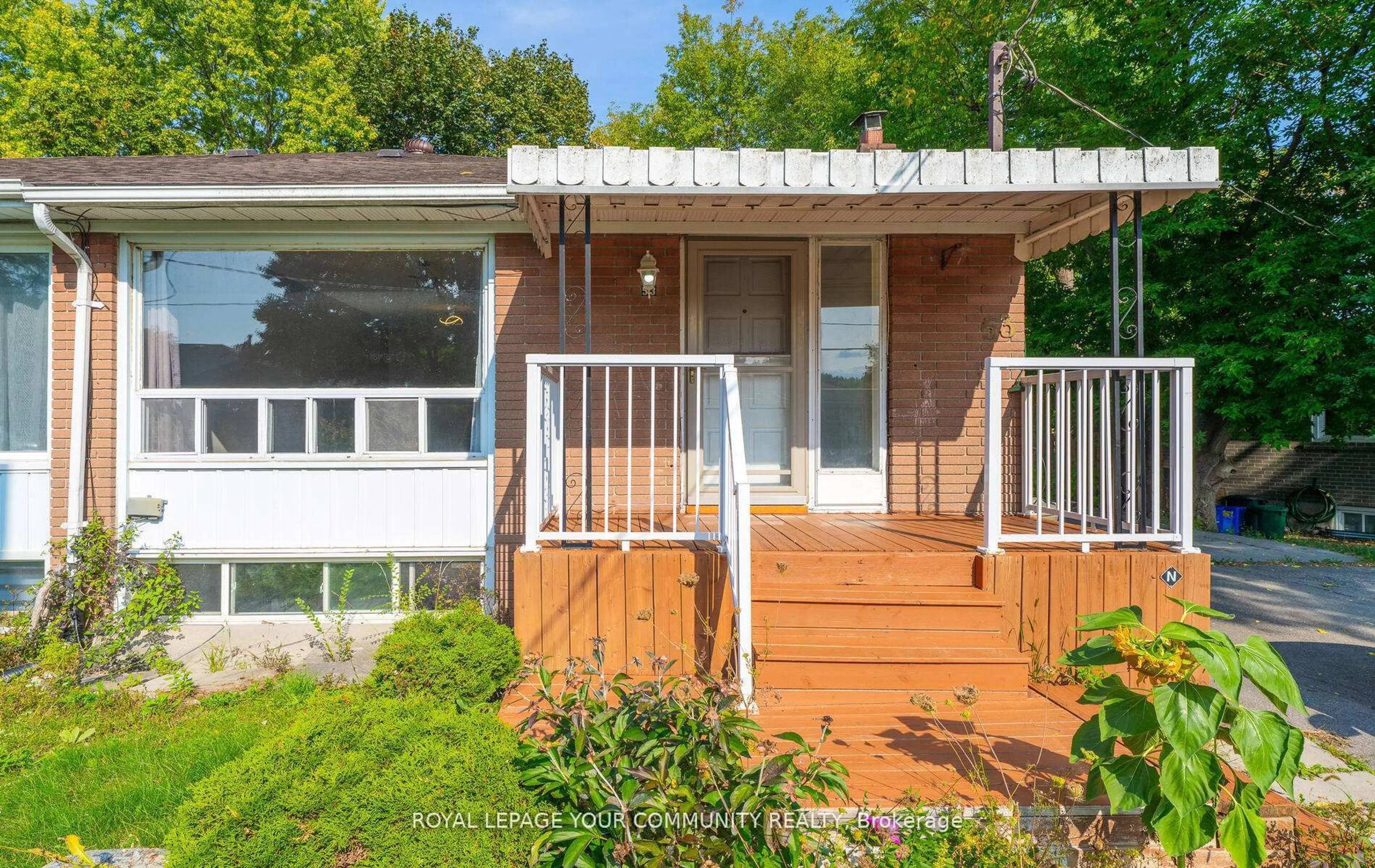 Home with vinyl exterior material, street for 53 Newbury Dr, Newmarket Ontario L3Y 4P9