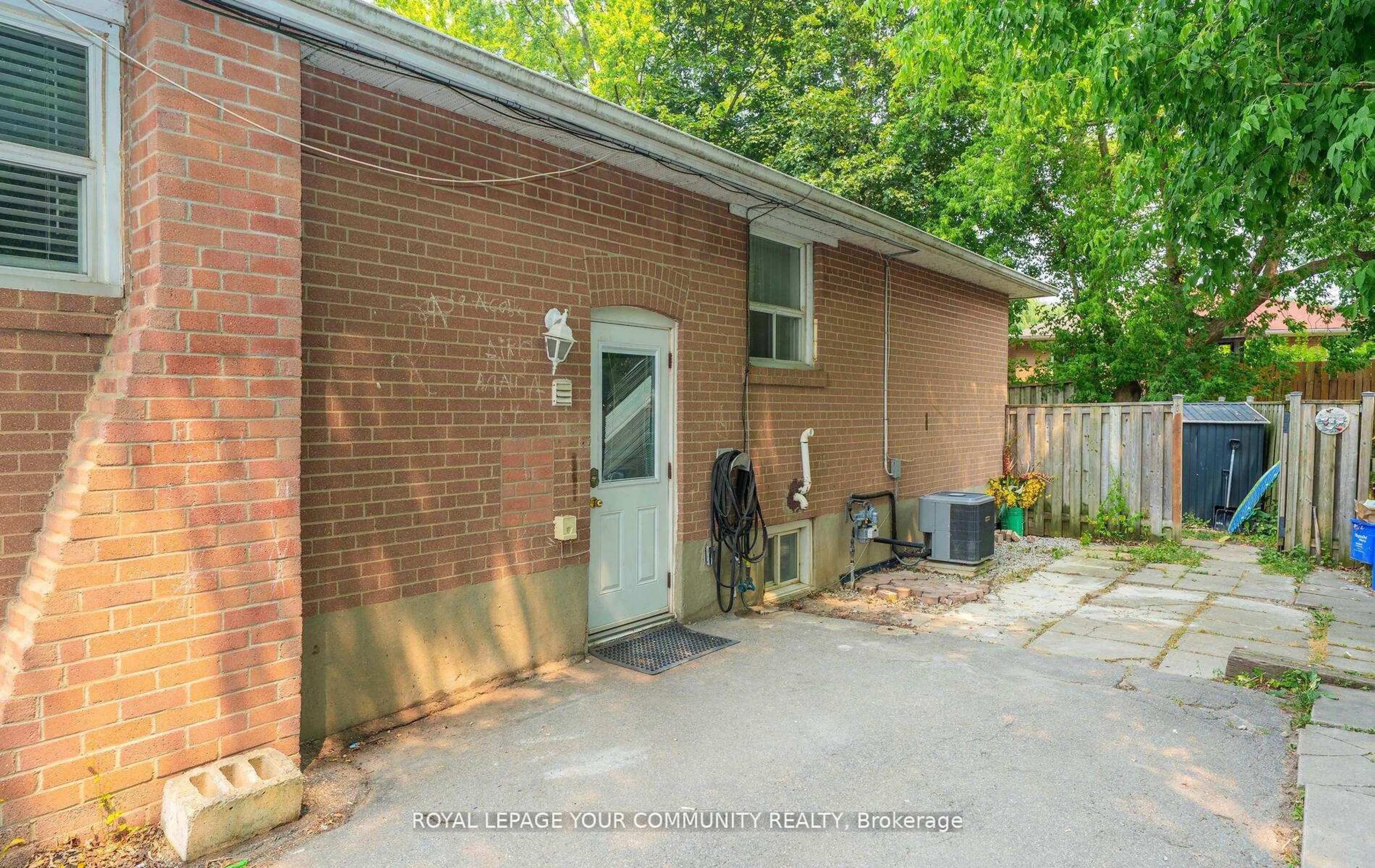 Patio, street for 53 Newbury Dr, Newmarket Ontario L3Y 4P9