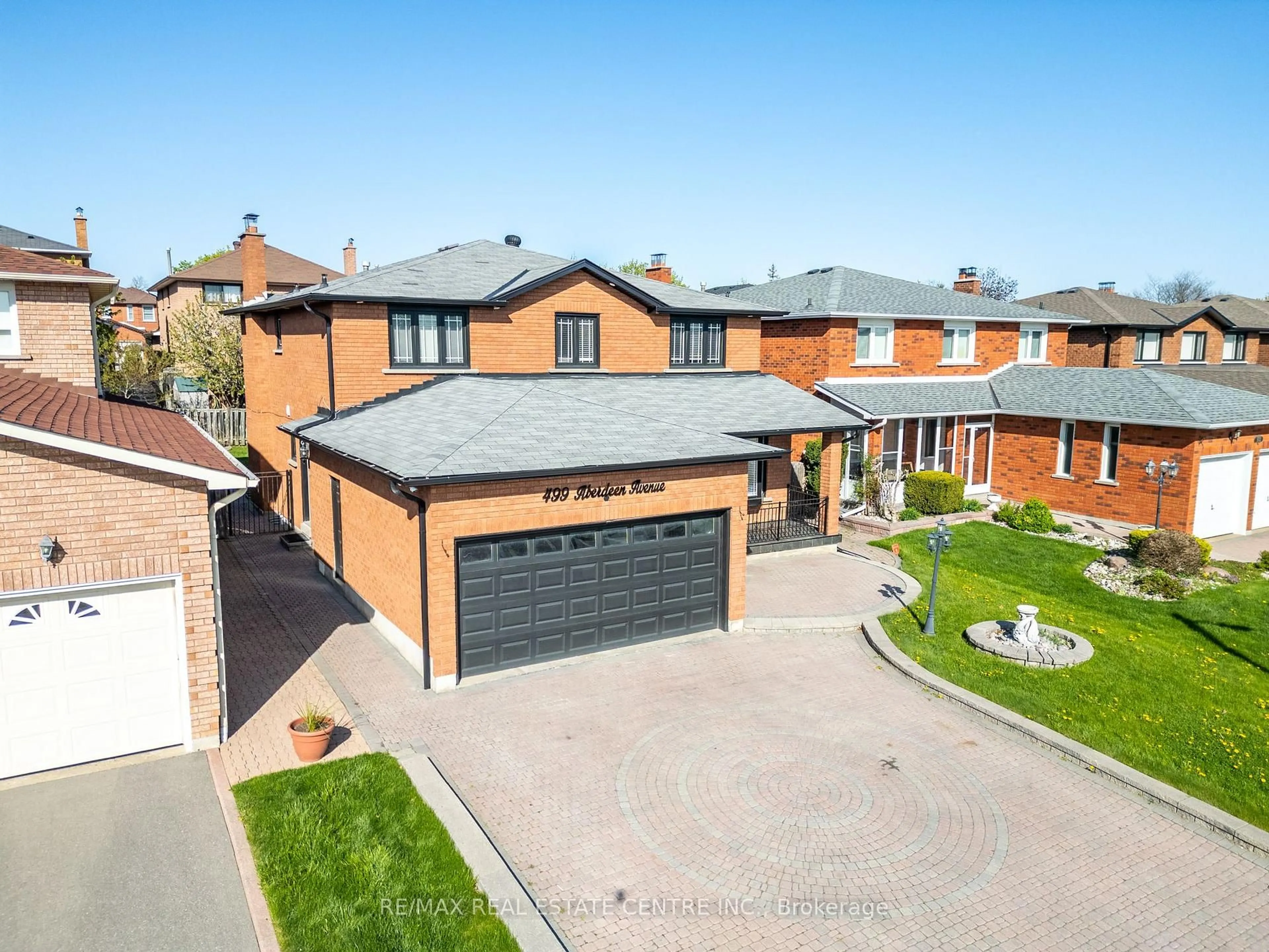 A pic from outside/outdoor area/front of a property/back of a property/a pic from drone, street for 499 Aberdeen Ave, Vaughan Ontario L4L 5J5