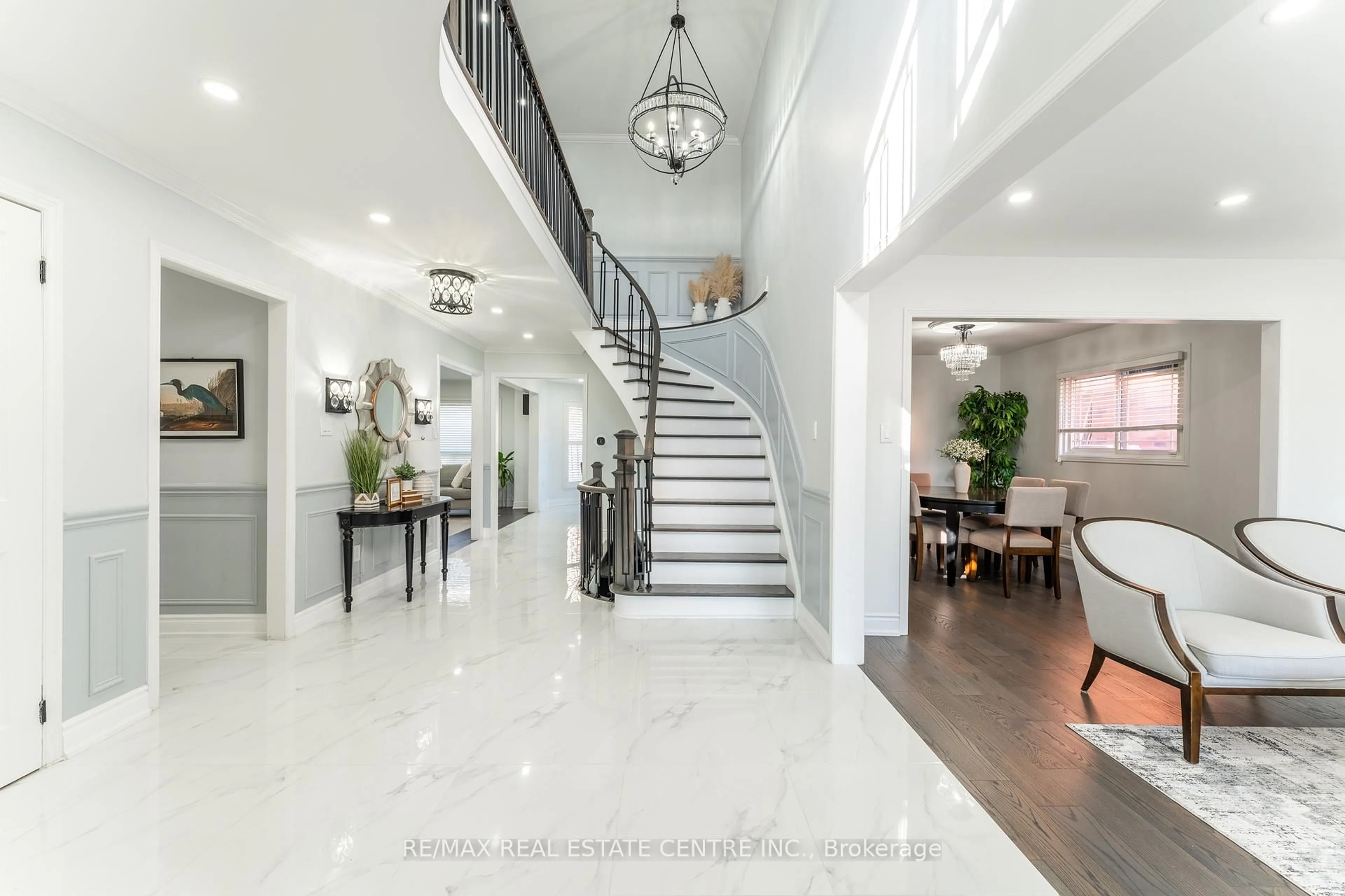 Indoor foyer for 499 Aberdeen Ave, Vaughan Ontario L4L 5J5