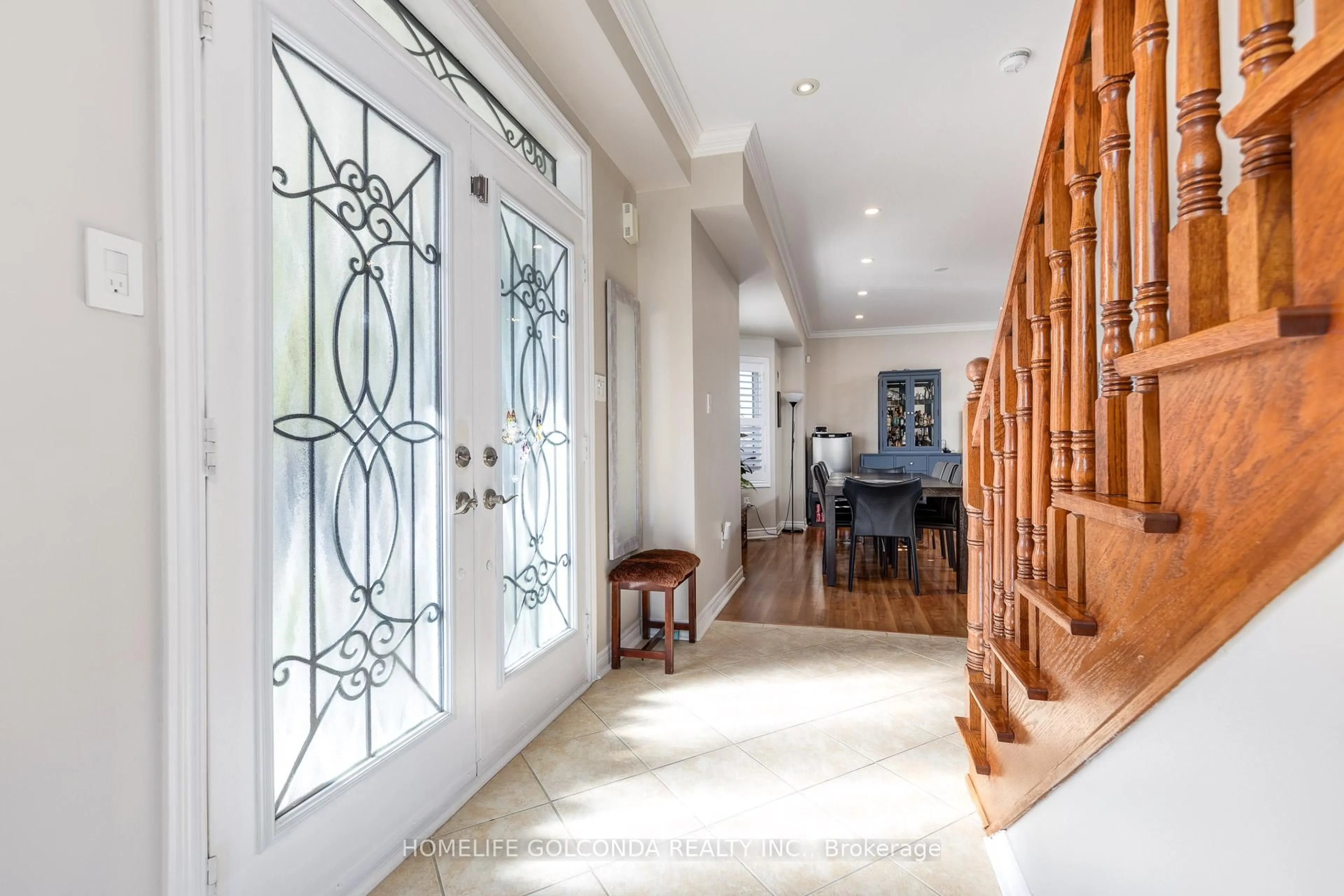 Indoor foyer for 77 Arco Circ, Vaughan Ontario L6A 3Z7