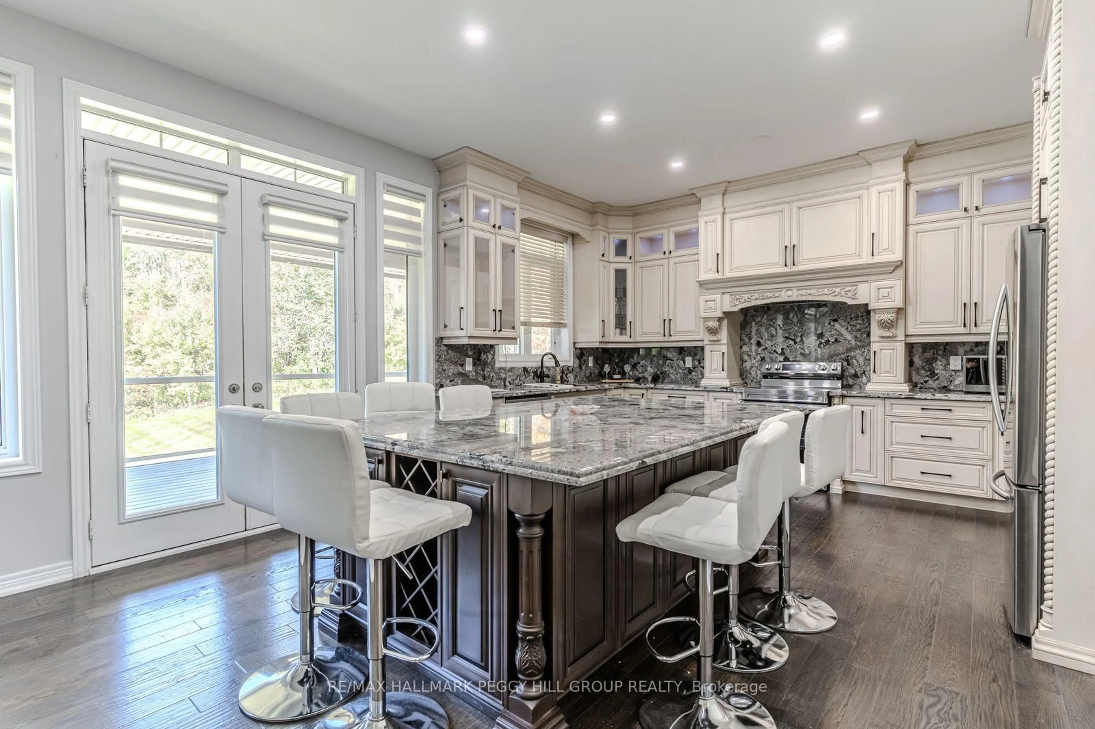 Contemporary kitchen, ceramic/tile floor for 102 Pine Hill Rd, Bradford West Gwillimbury Ontario L3Z 0H1