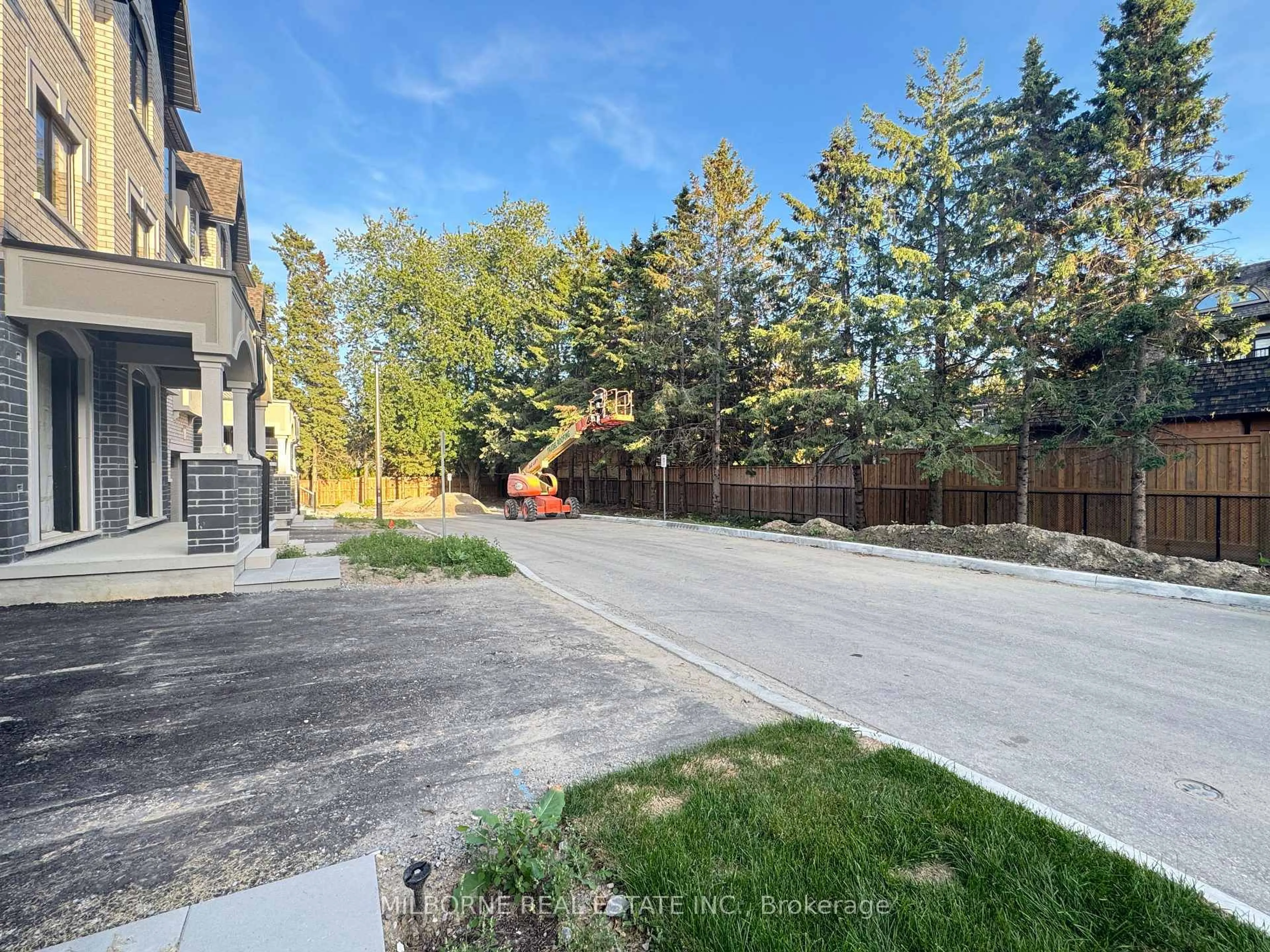 A pic from outside/outdoor area/front of a property/back of a property/a pic from drone, street for 33 Jane Underhall Pl, King Ontario L7B 1G1