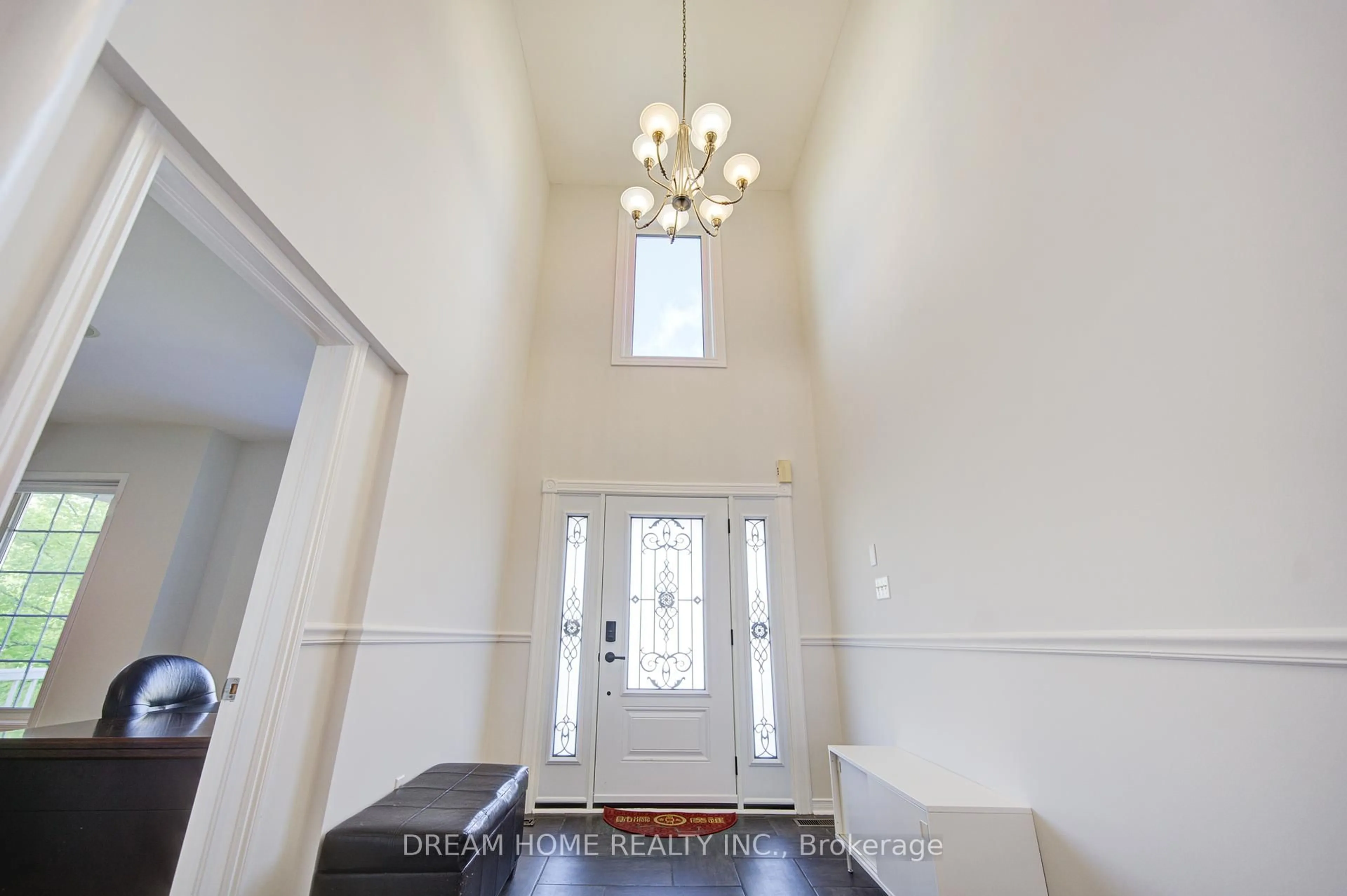 Indoor foyer for 23 Viscount Way, East Gwillimbury Ontario L0G 1M0