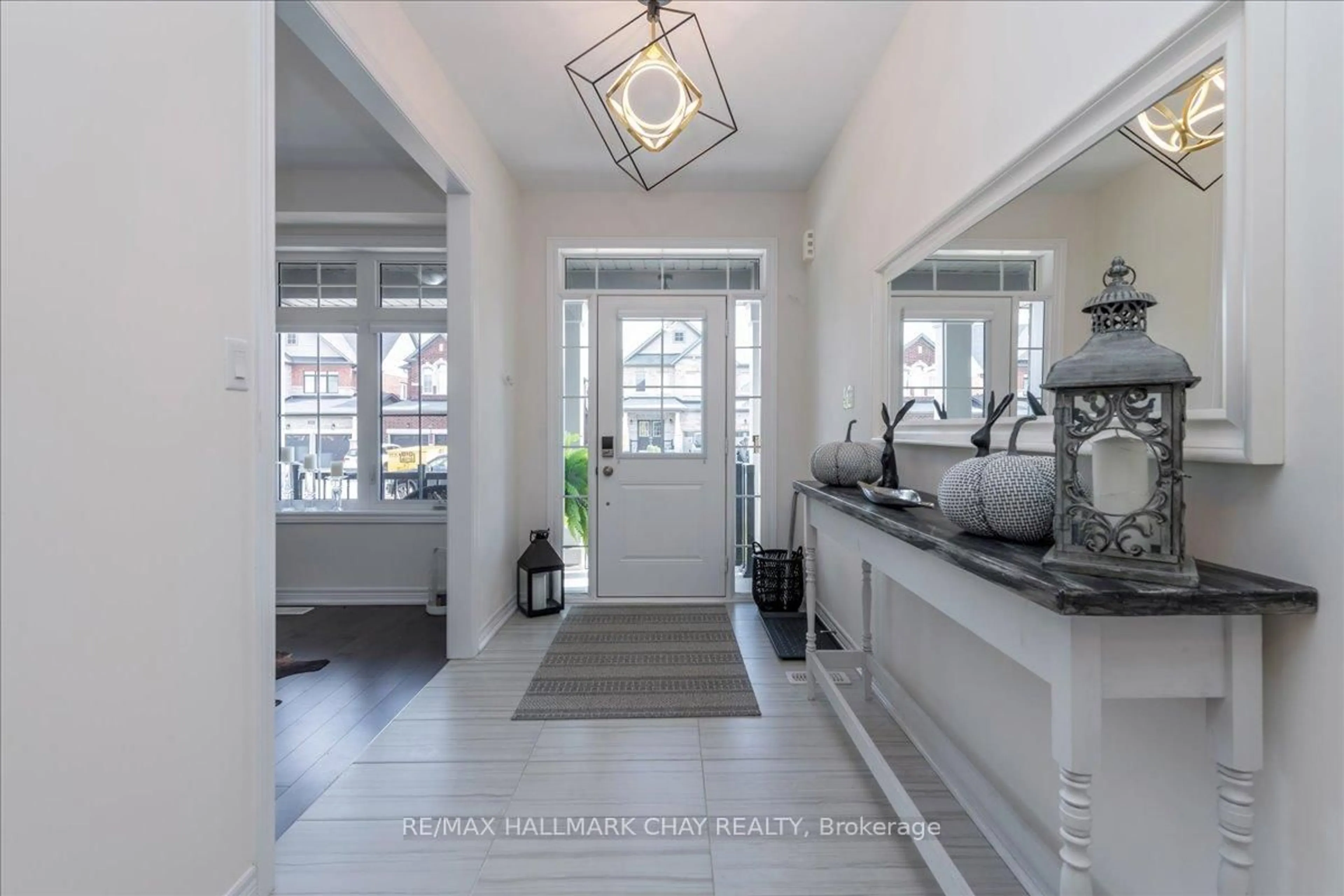 Indoor entryway for 1433 McRoberts Cres, Innisfil Ontario L9S 4R7