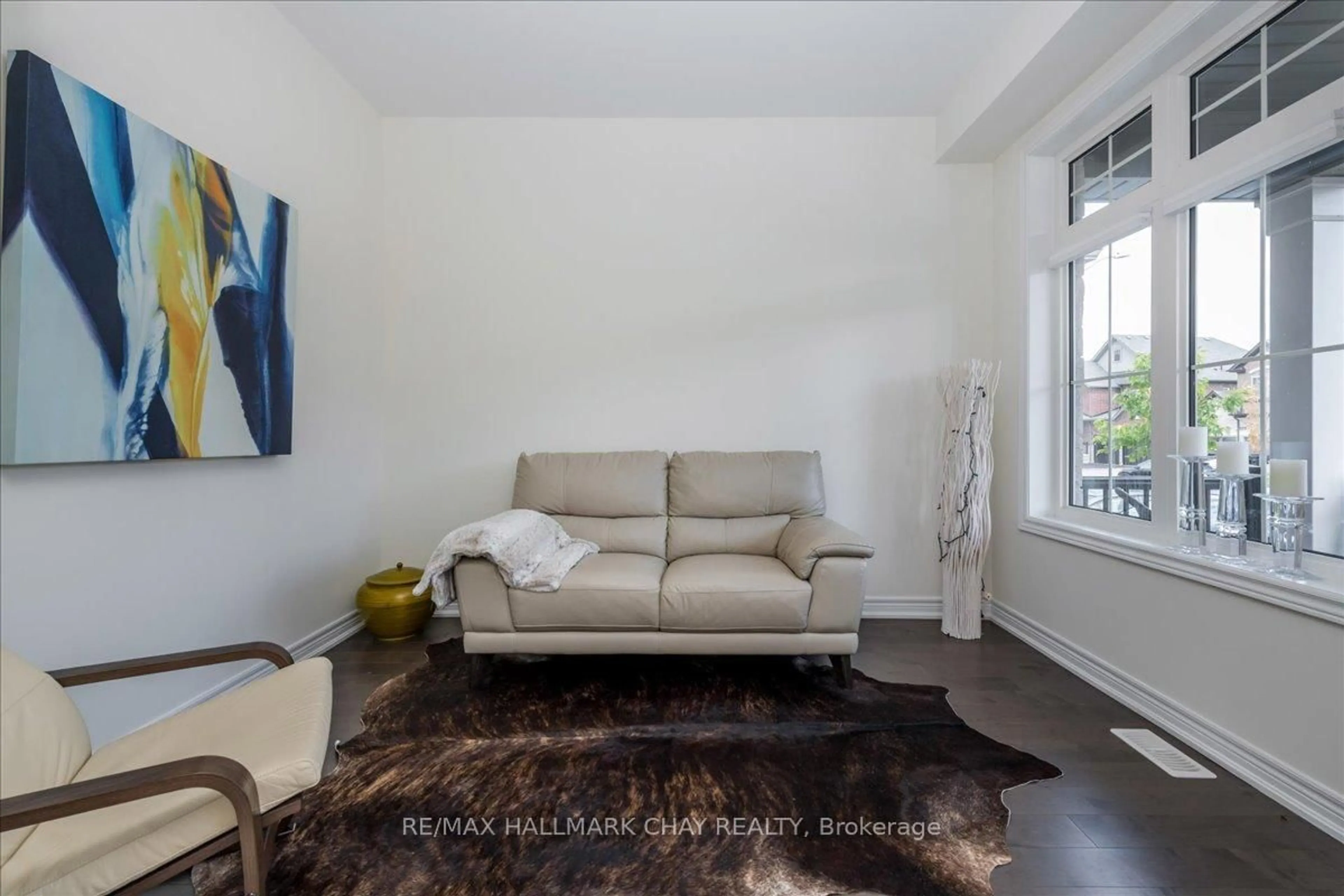 Living room with furniture, unknown for 1433 McRoberts Cres, Innisfil Ontario L9S 4R7