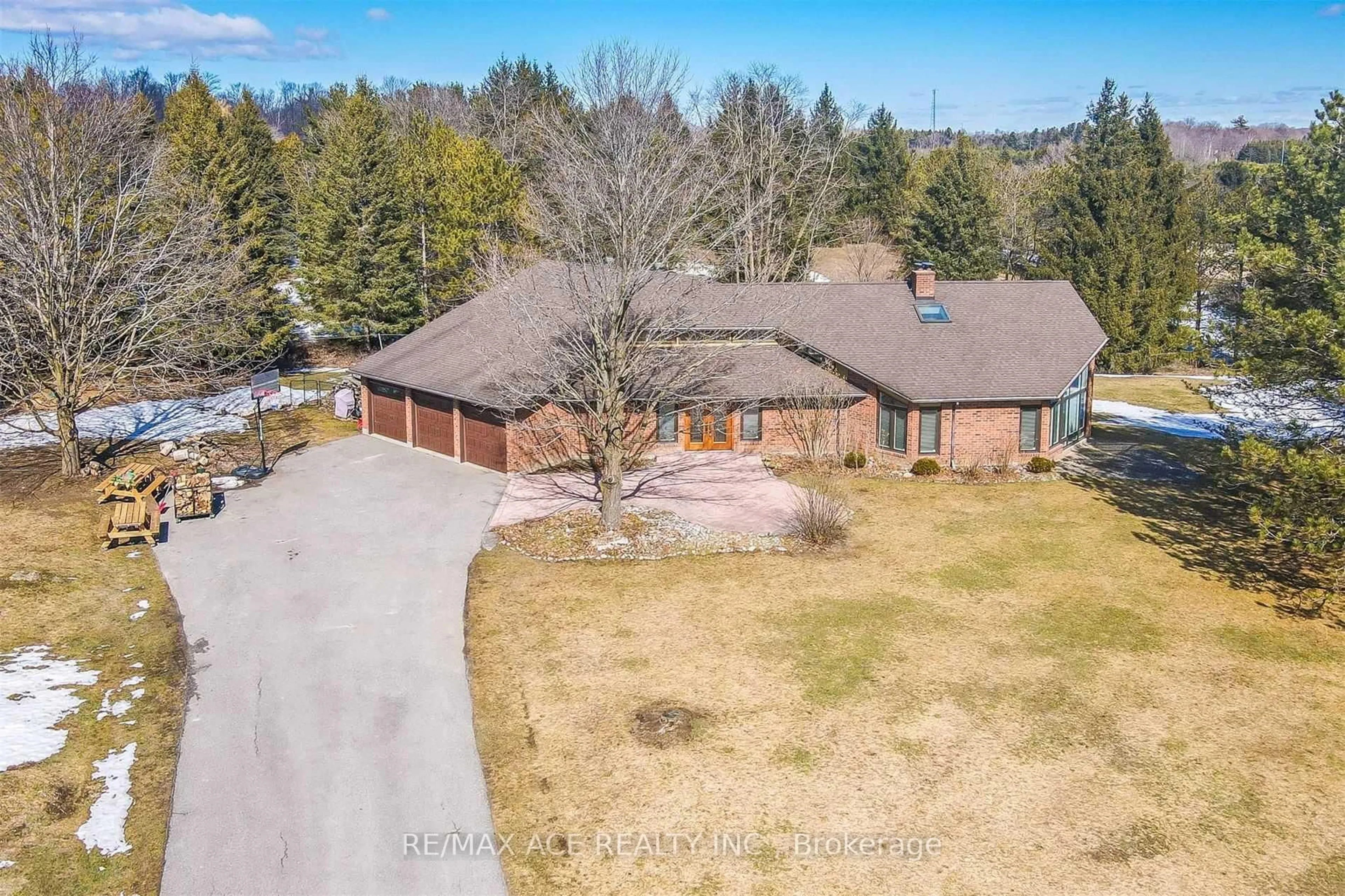 A pic from outside/outdoor area/front of a property/back of a property/a pic from drone, unknown for 5 Island Crt, Whitchurch-Stouffville Ontario L4A 3L5