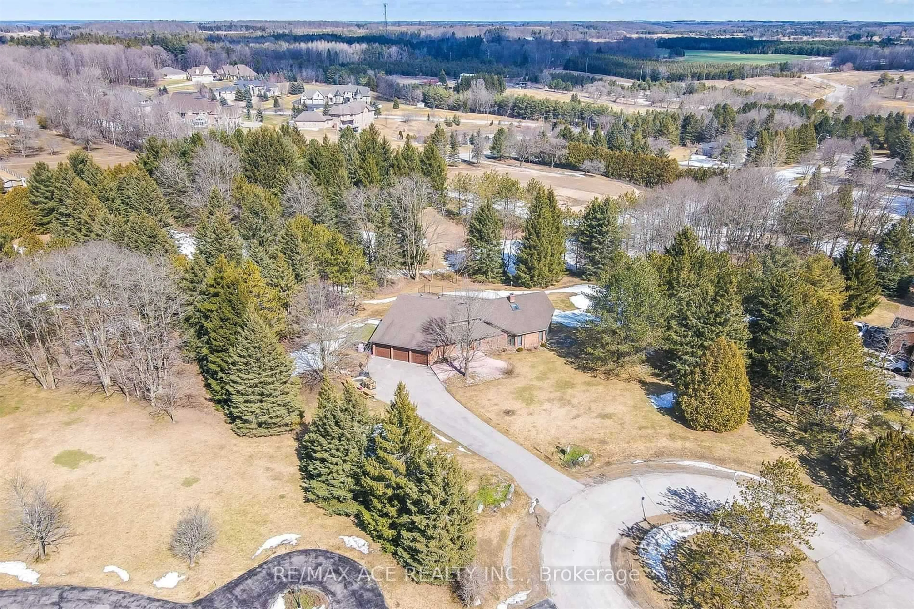 A pic from outside/outdoor area/front of a property/back of a property/a pic from drone, forest/trees view for 5 Island Crt, Whitchurch-Stouffville Ontario L4A 3L5