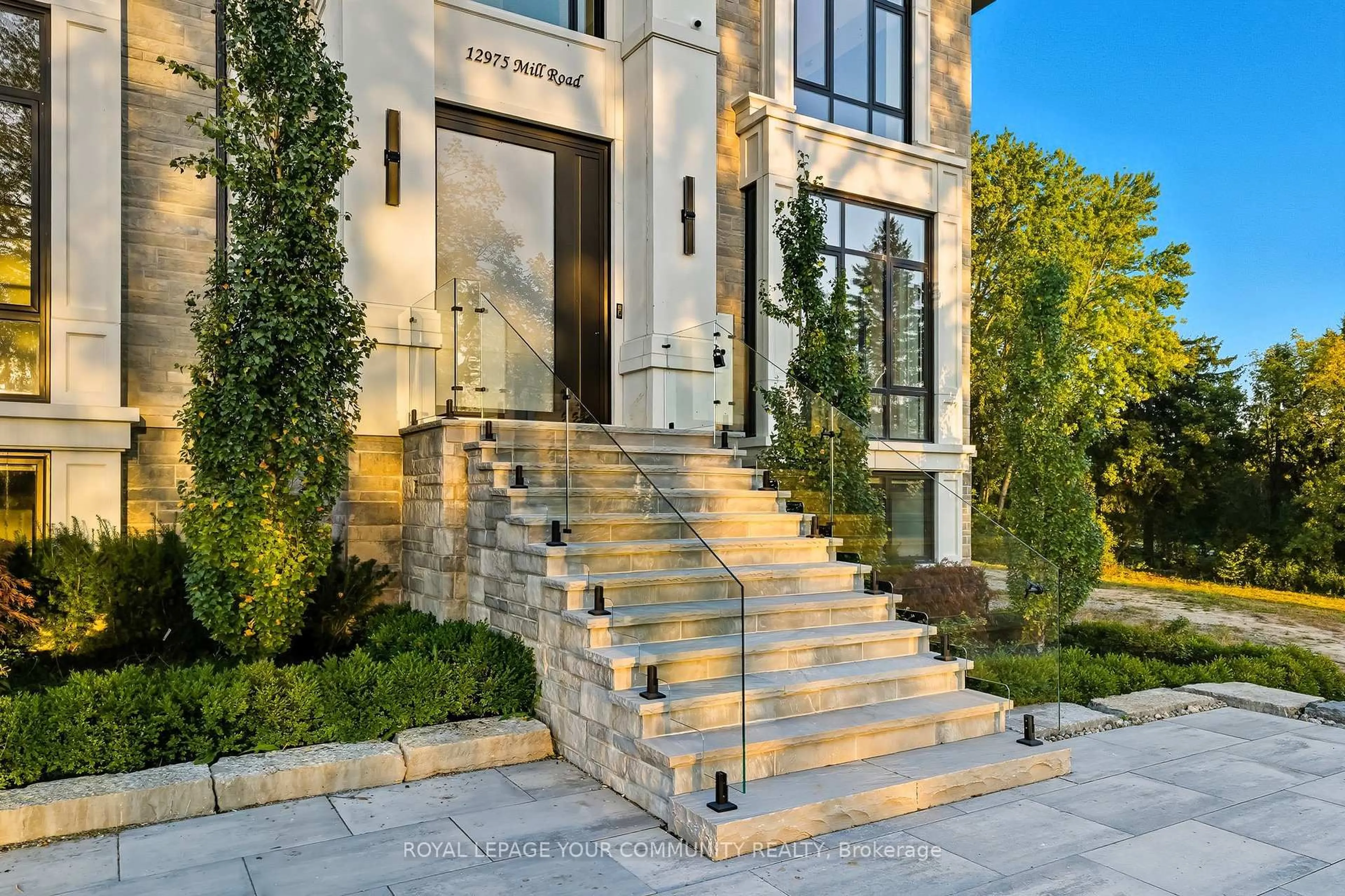 Stairs for 12975 Mill Rd, King Ontario L7B 1K4