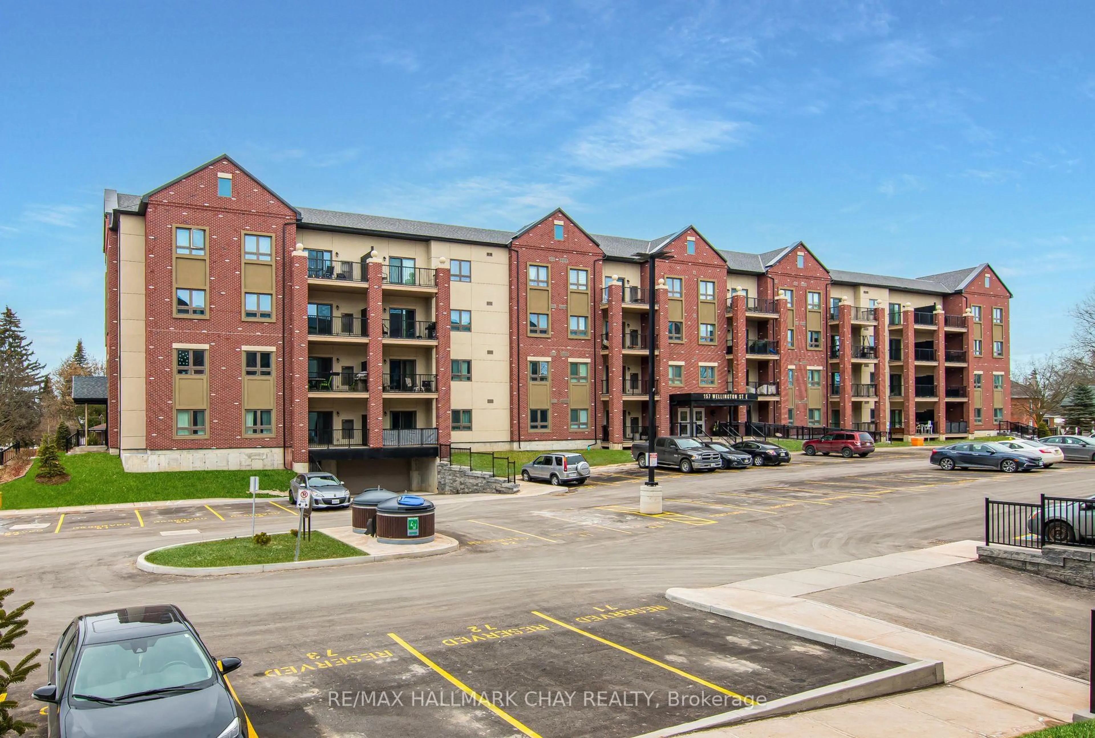 A pic from outside/outdoor area/front of a property/back of a property/a pic from drone, street for 157 Wellington St #109, New Tecumseth Ontario L9R 0R7