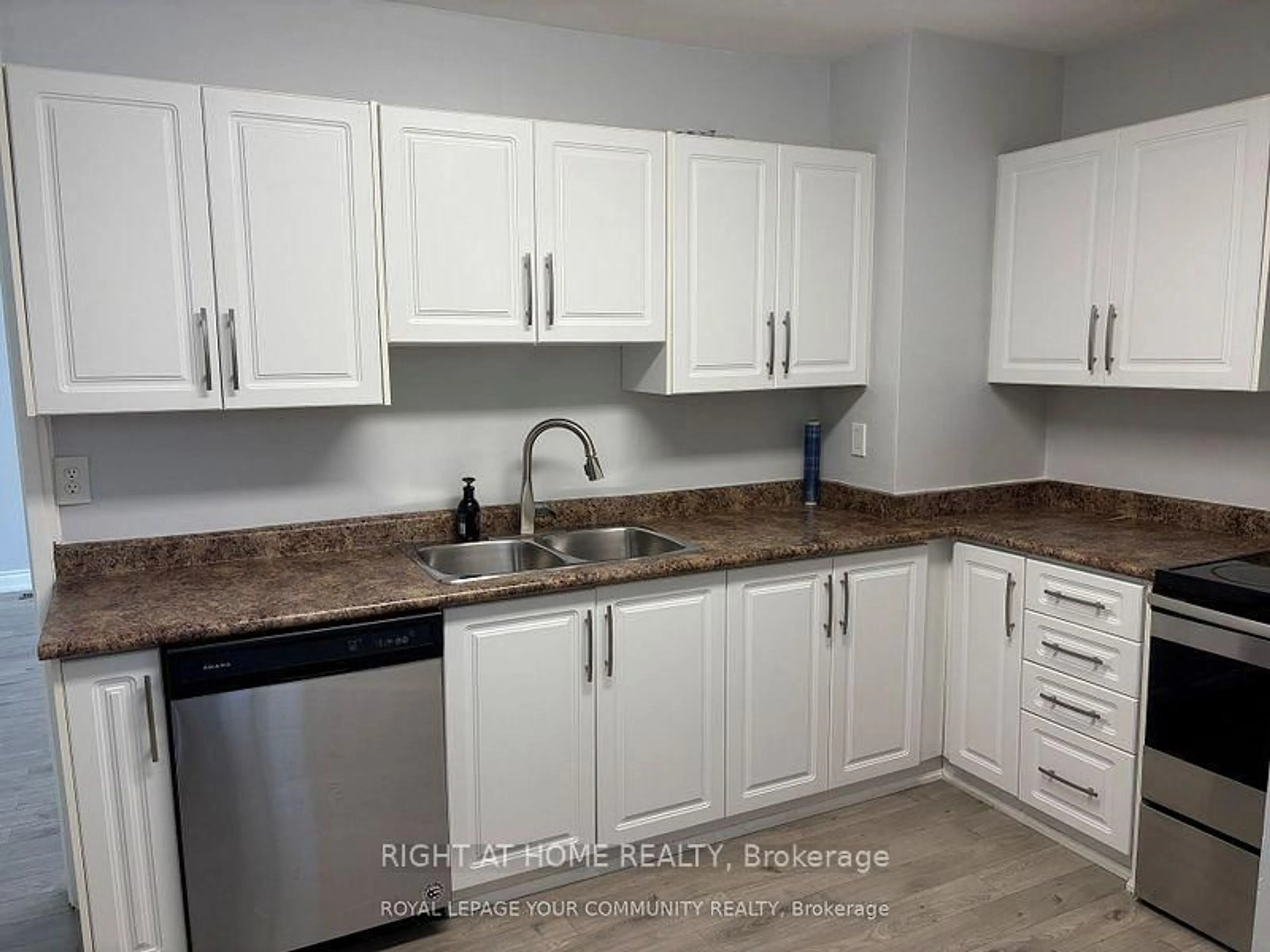 Standard kitchen, ceramic/tile floor for 211 Axminster Dr, Richmond Hill Ontario L4C 2W2