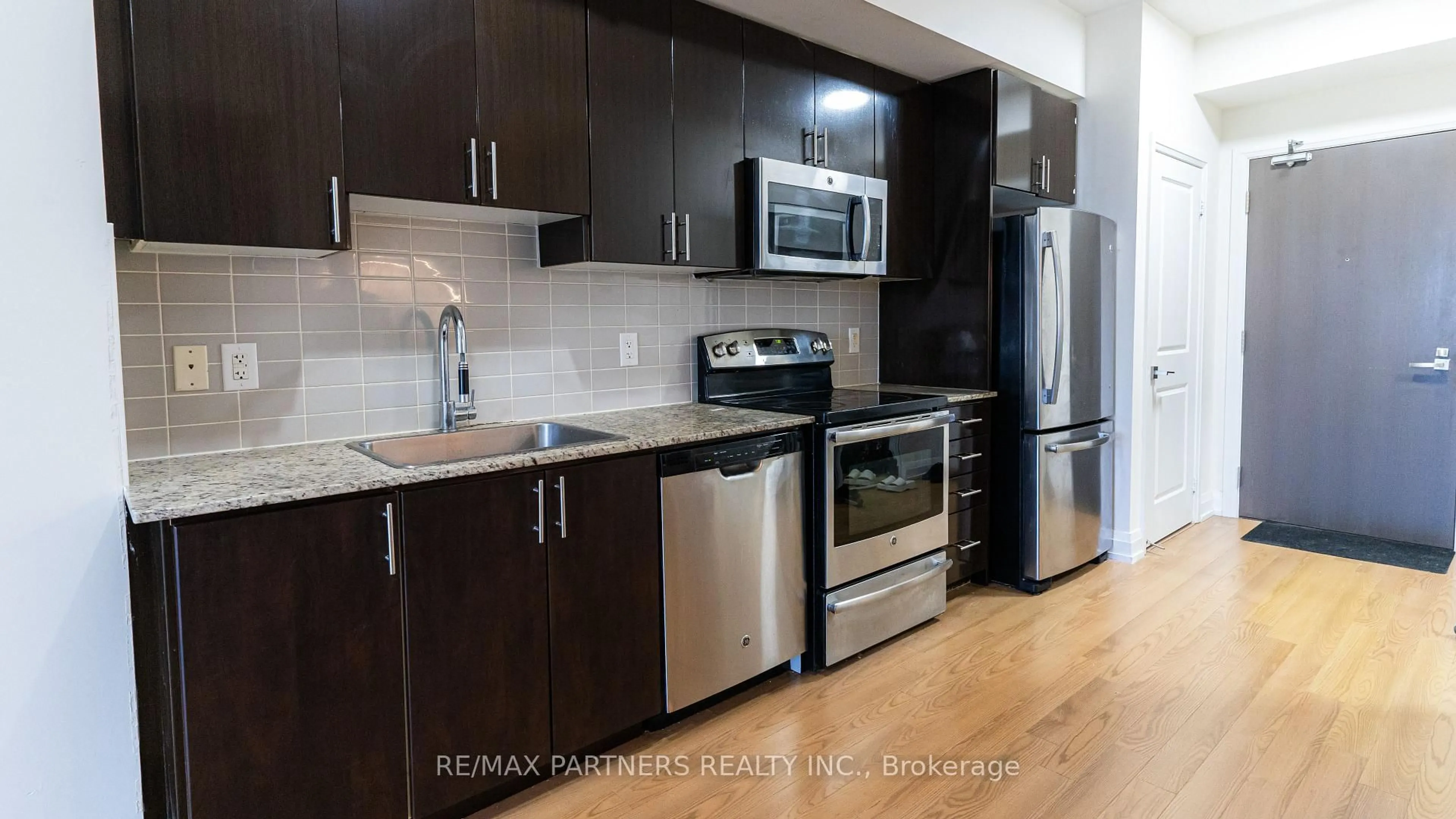Standard kitchen, wood/laminate floor for 7171 Yonge St #1903, Markham Ontario L3T 0C5