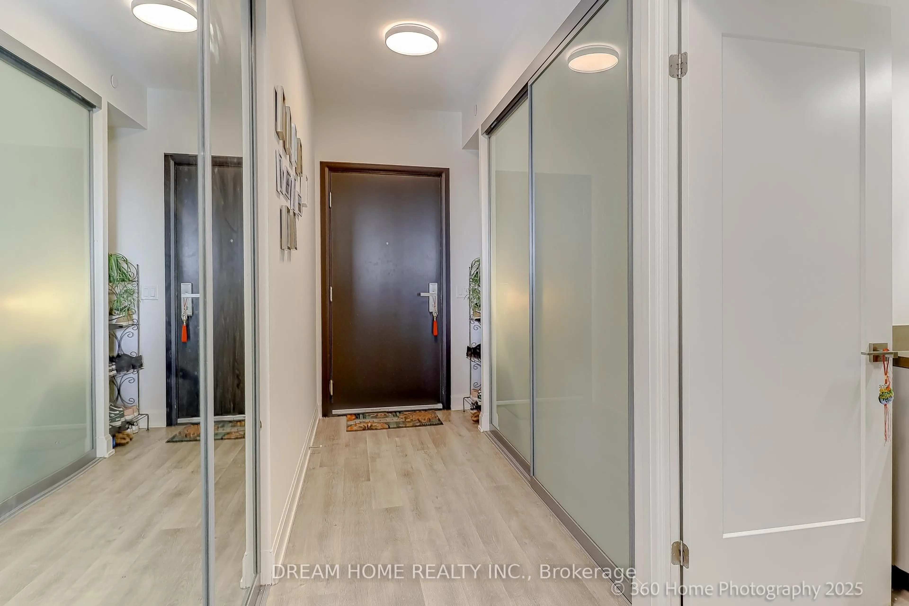 Indoor foyer for 12 GANDHI Lane #1711, Markham Ontario L3T 0G8