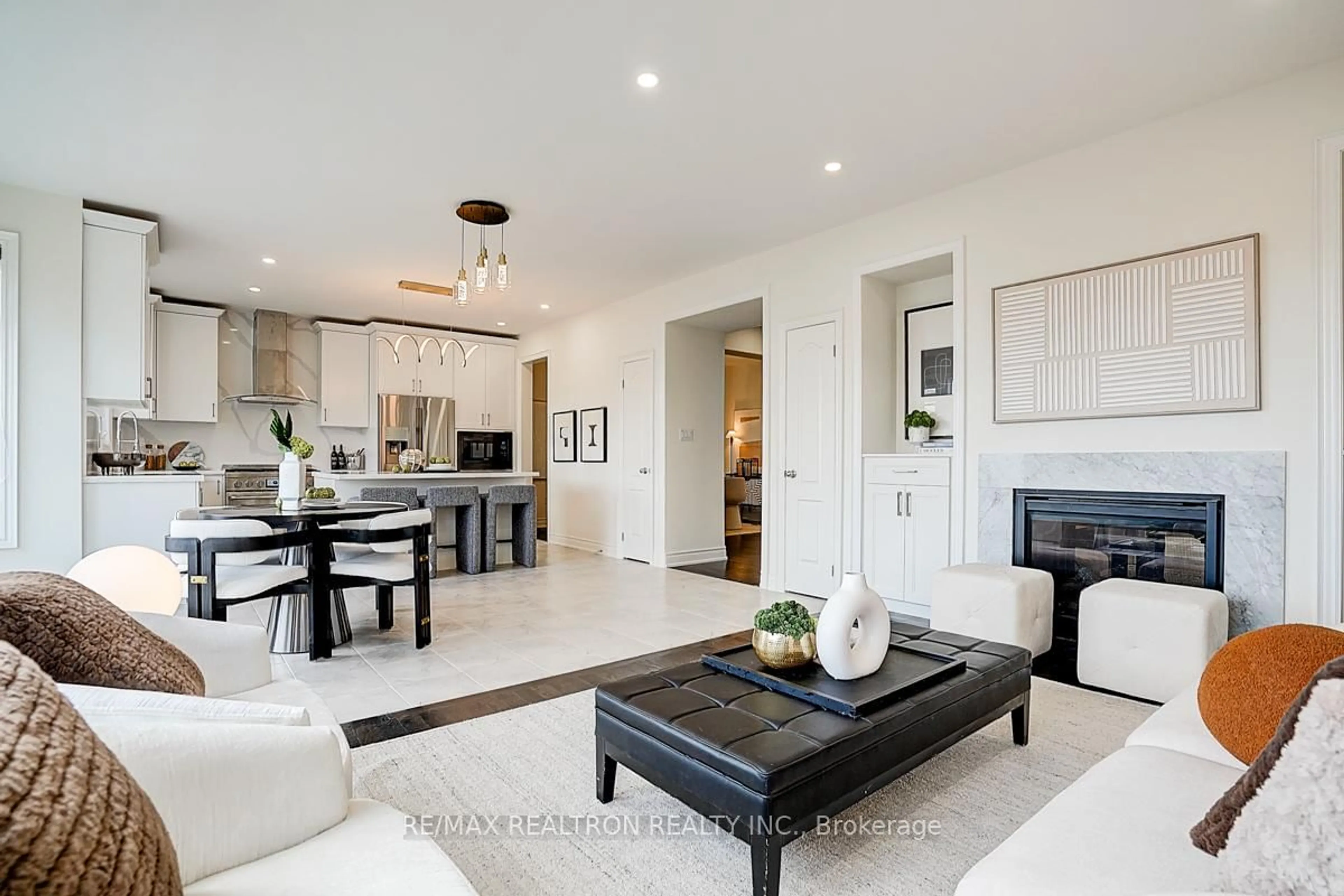 Open concept kitchen, unknown for 837 Langford Blvd, Bradford West Gwillimbury Ontario L3Z 4H9