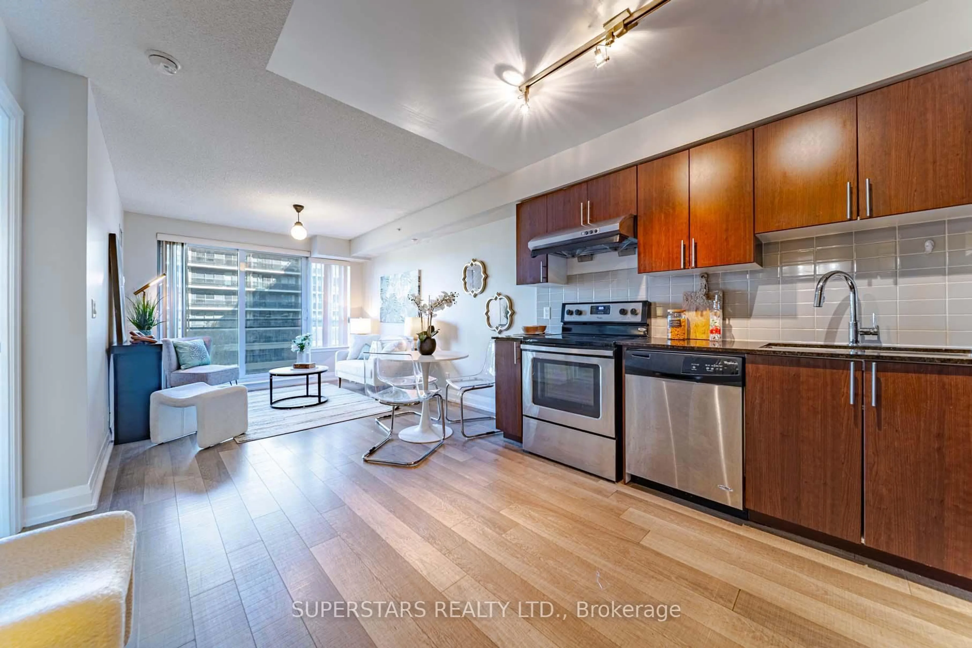 Open concept kitchen, wood/laminate floor for 372 Highway 7 #516, Richmond Hill Ontario L4B 0C6