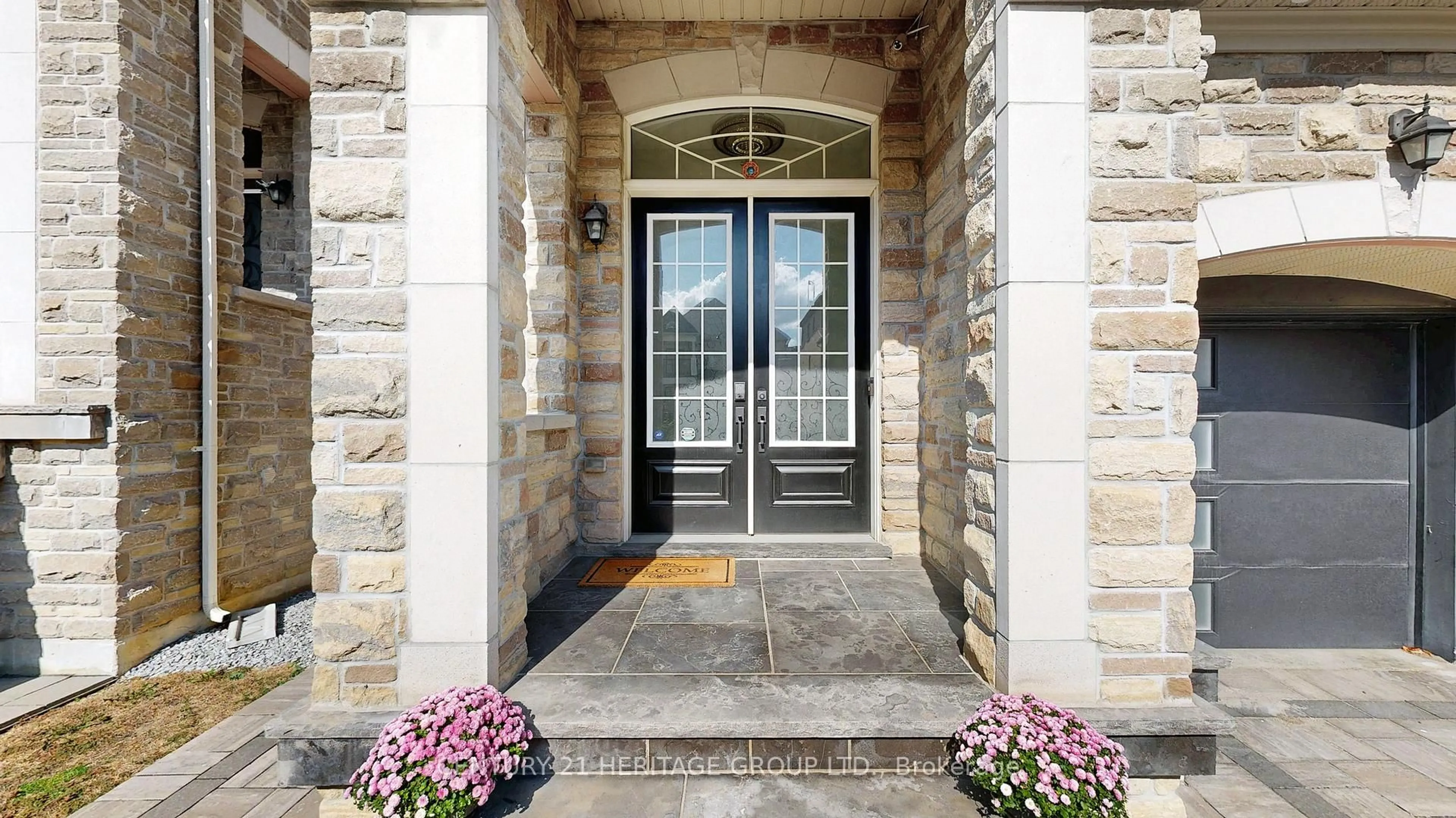 Indoor entryway for 103 Garyscholl Rd, Vaughan Ontario L4H 3R4