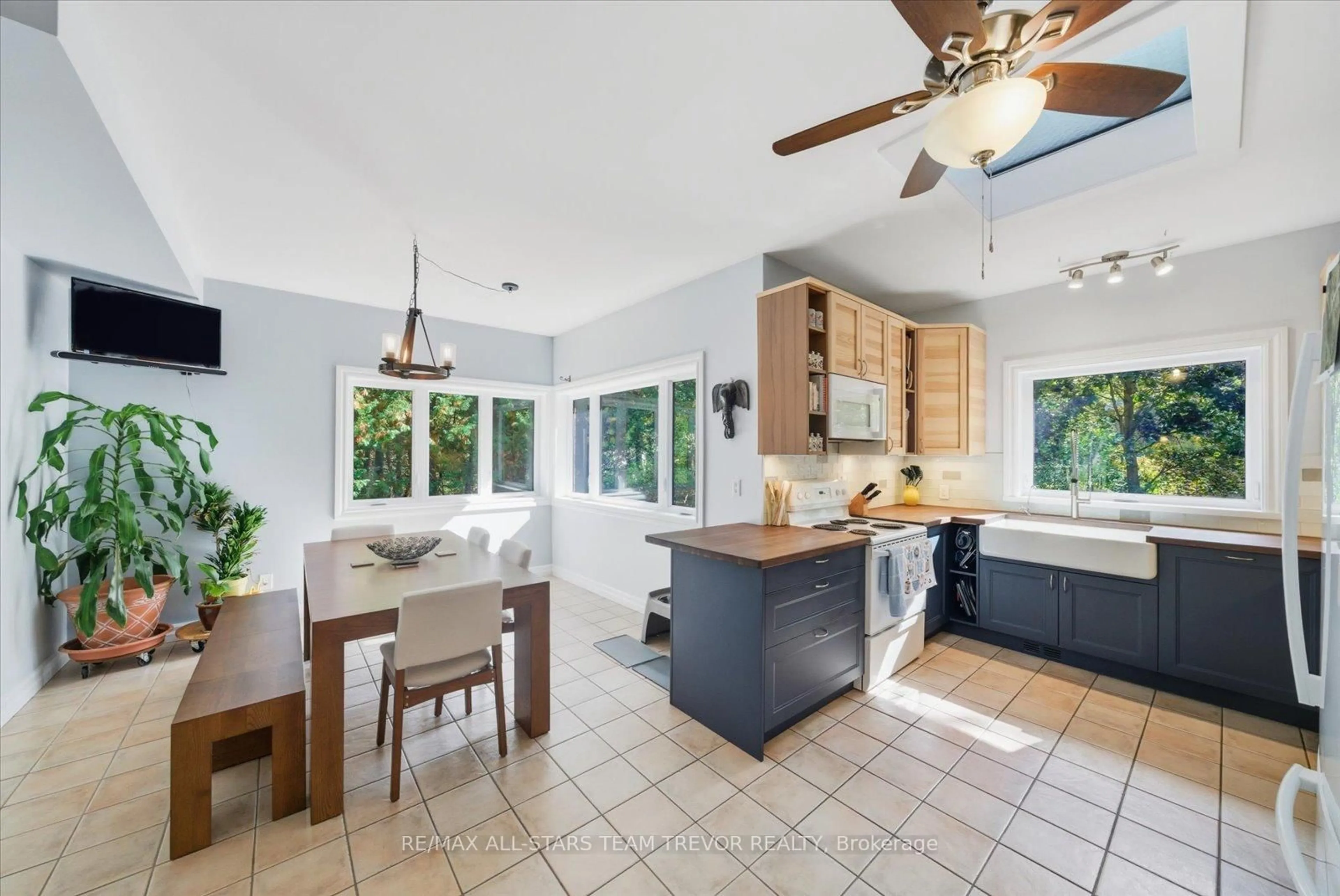 Open concept kitchen, ceramic/tile floor for 5 Regent St, Georgina Ontario L0E 1N0