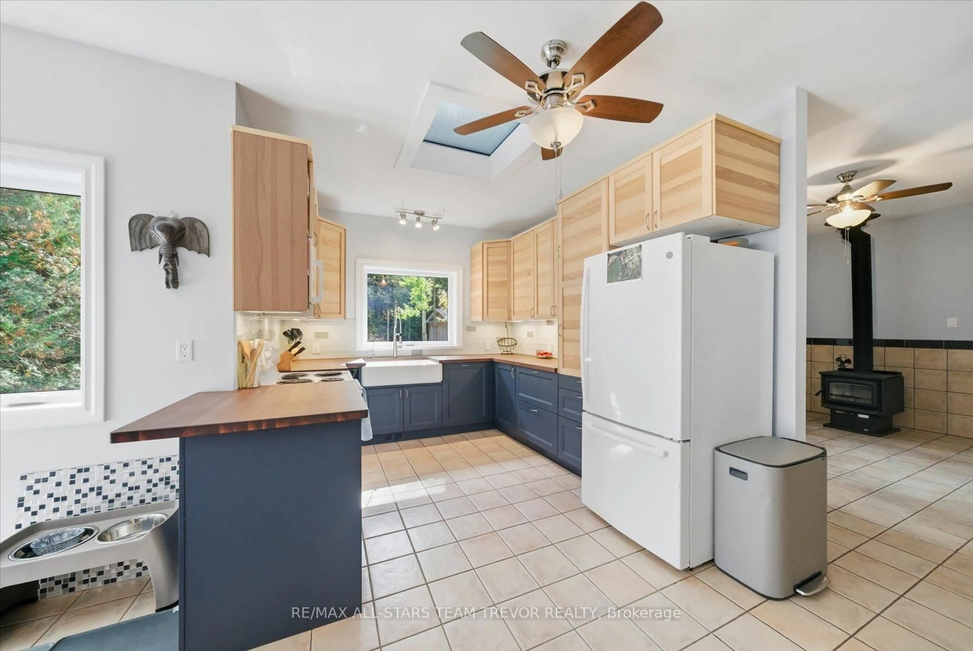 Open concept kitchen, ceramic/tile floor for 5 Regent St, Georgina Ontario L0E 1N0