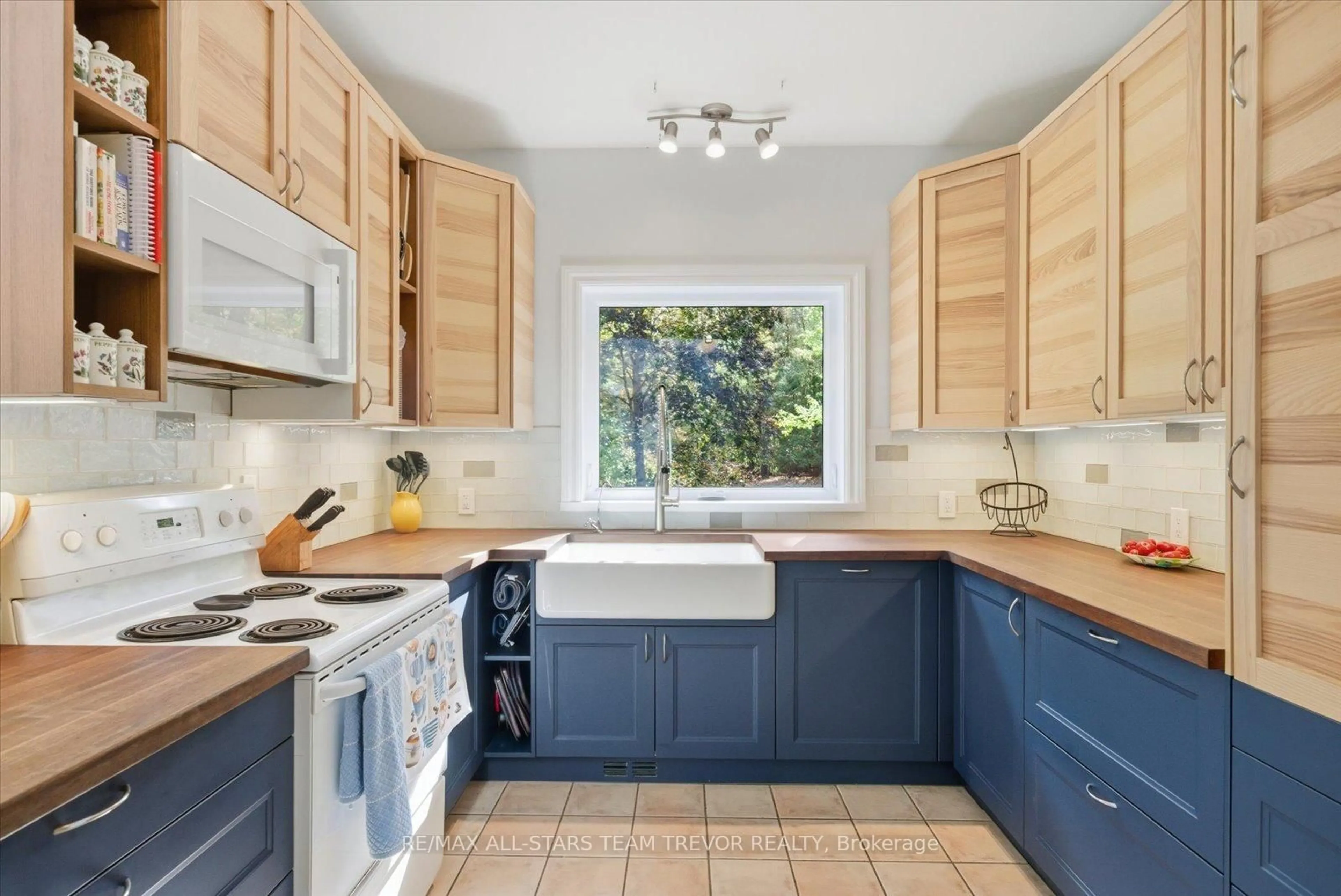Unknown for 5 Regent St, Georgina Ontario L0E 1N0