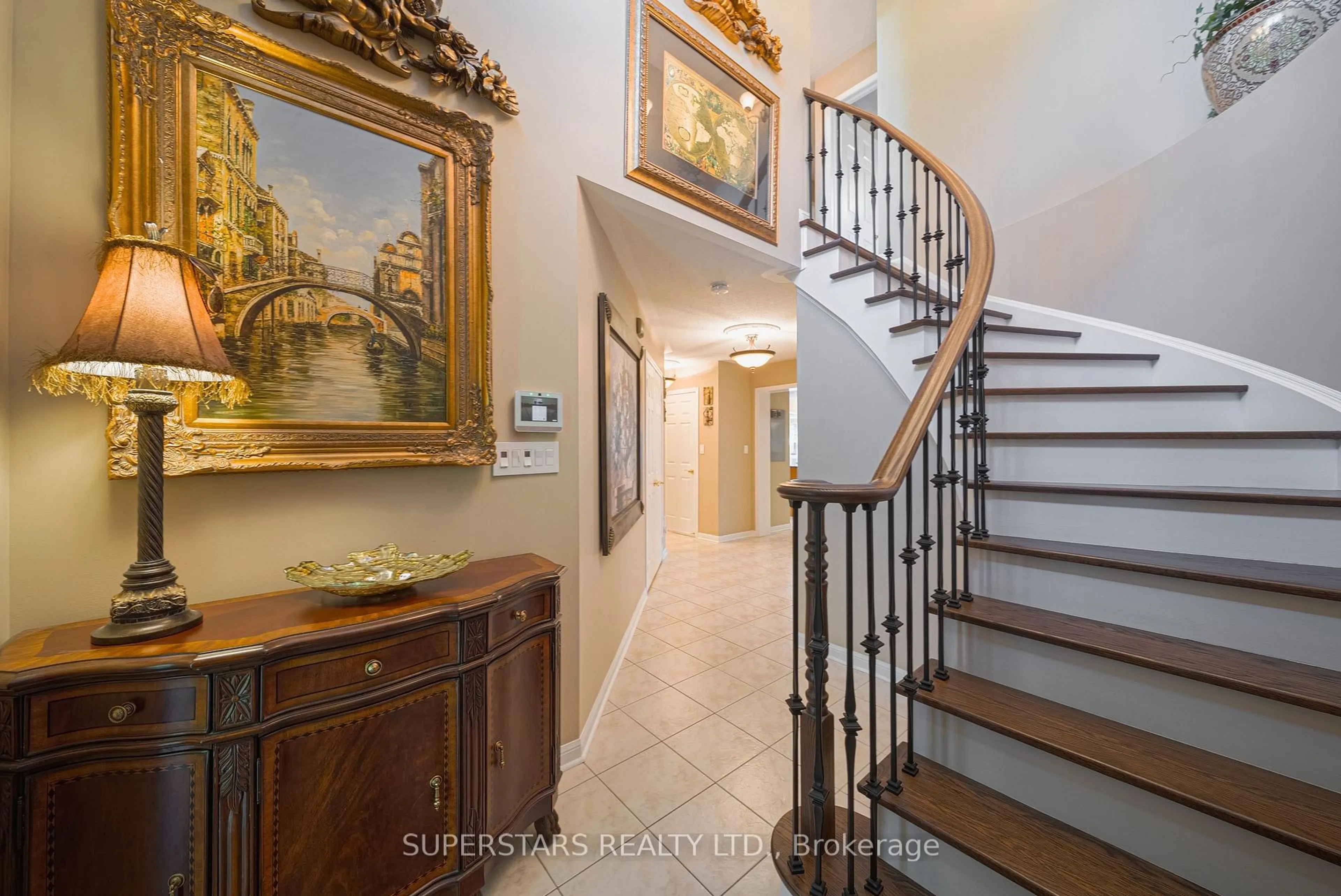 Indoor foyer for 166 Worthington Ave, Richmond Hill Ontario L4E 4N7