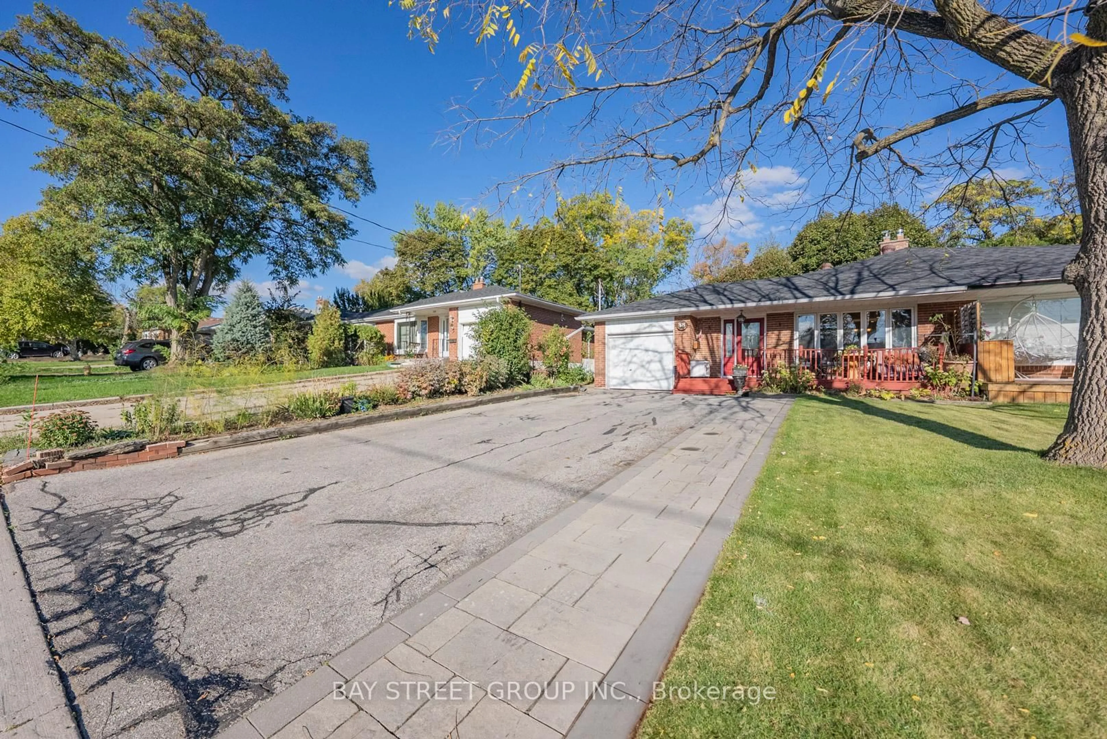 A pic from outside/outdoor area/front of a property/back of a property/a pic from drone, street for 43 Sherwood Forest Dr, Markham Ontario L3P 1P5