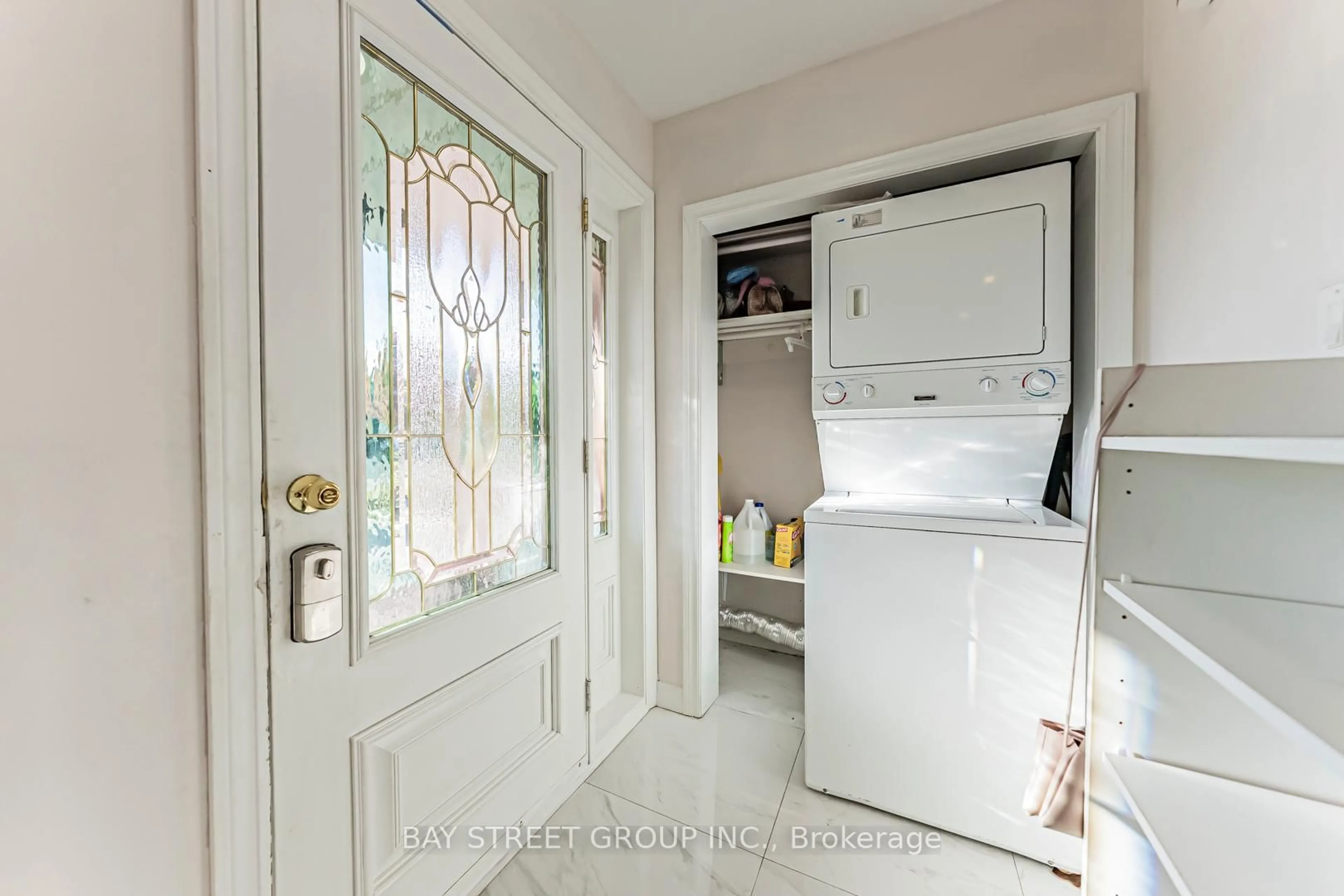 Indoor entryway for 43 Sherwood Forest Dr, Markham Ontario L3P 1P5