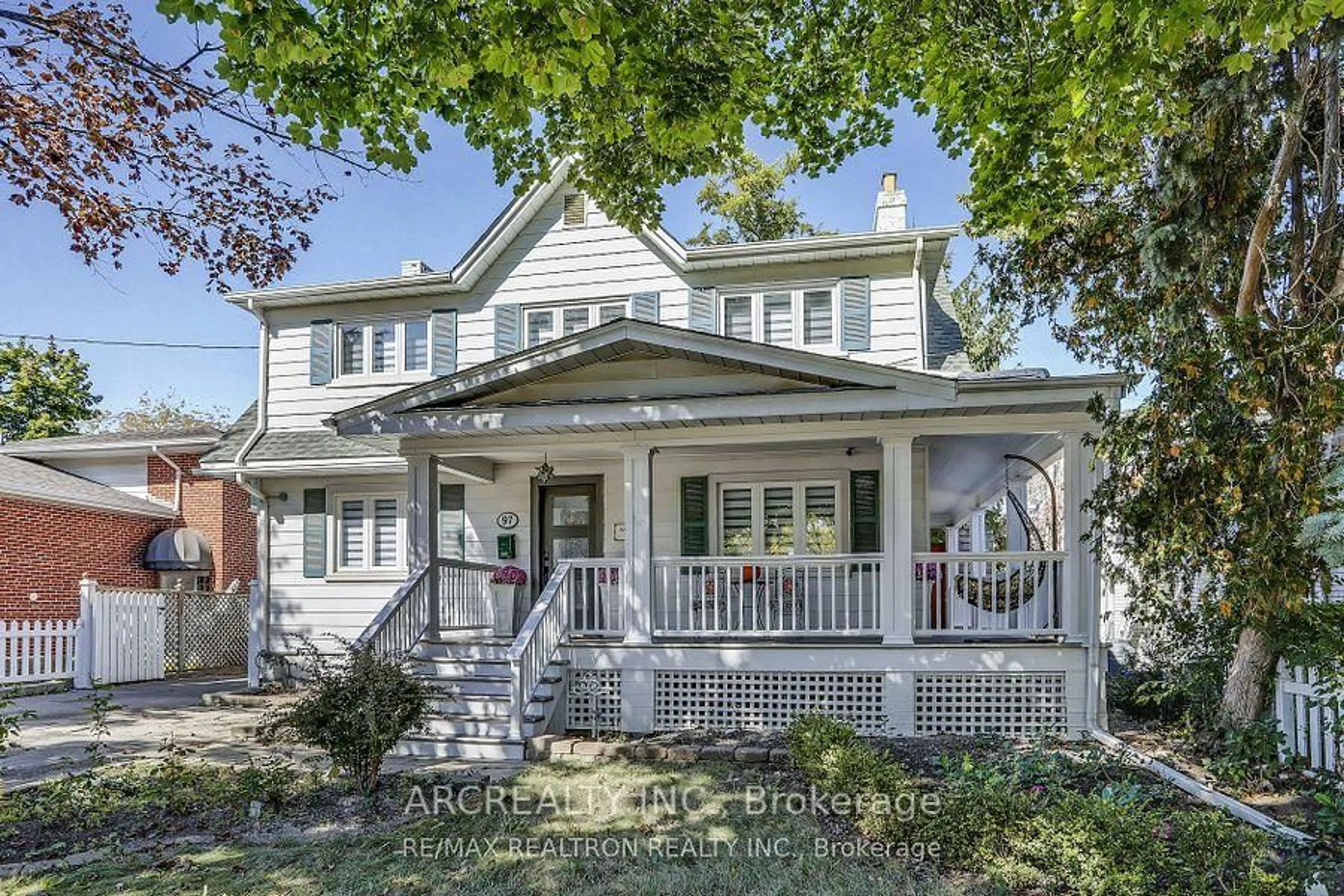 Home with vinyl exterior material, street for 97 Centre St, Richmond Hill Ontario L4C 1A3