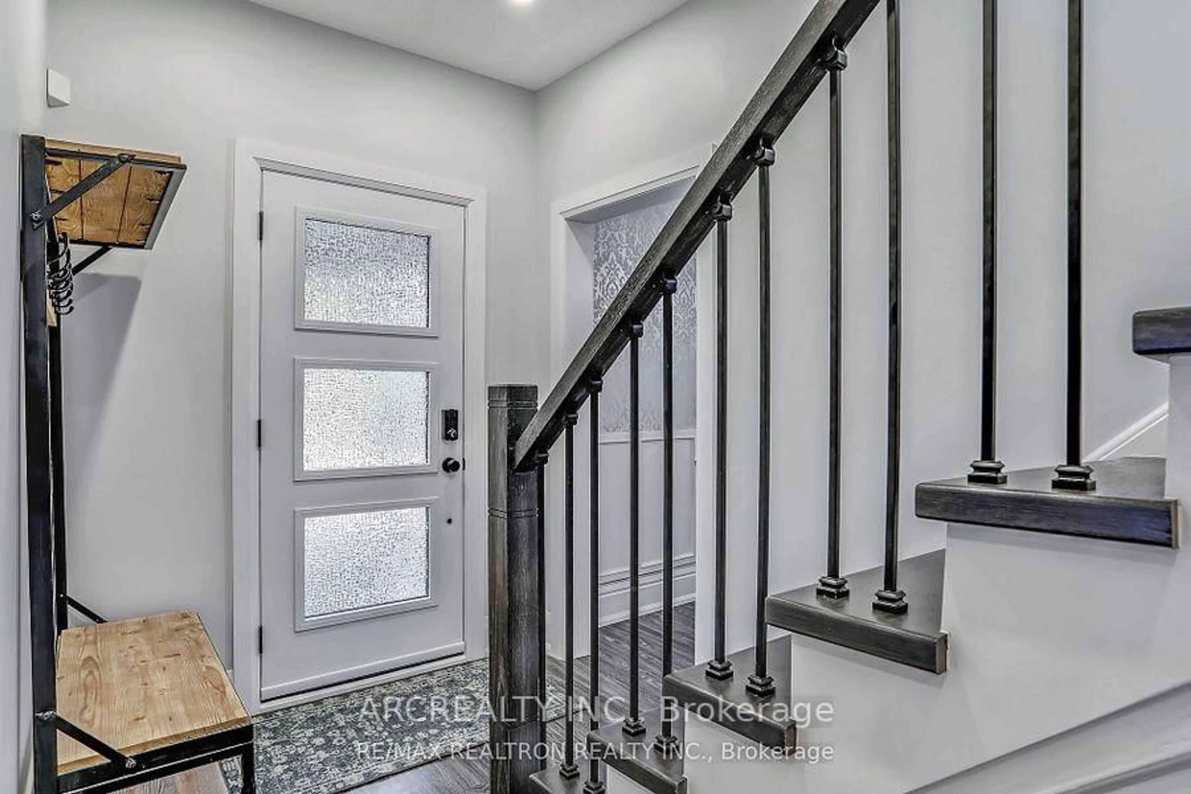 Indoor entryway for 97 Centre St, Richmond Hill Ontario L4C 1A3