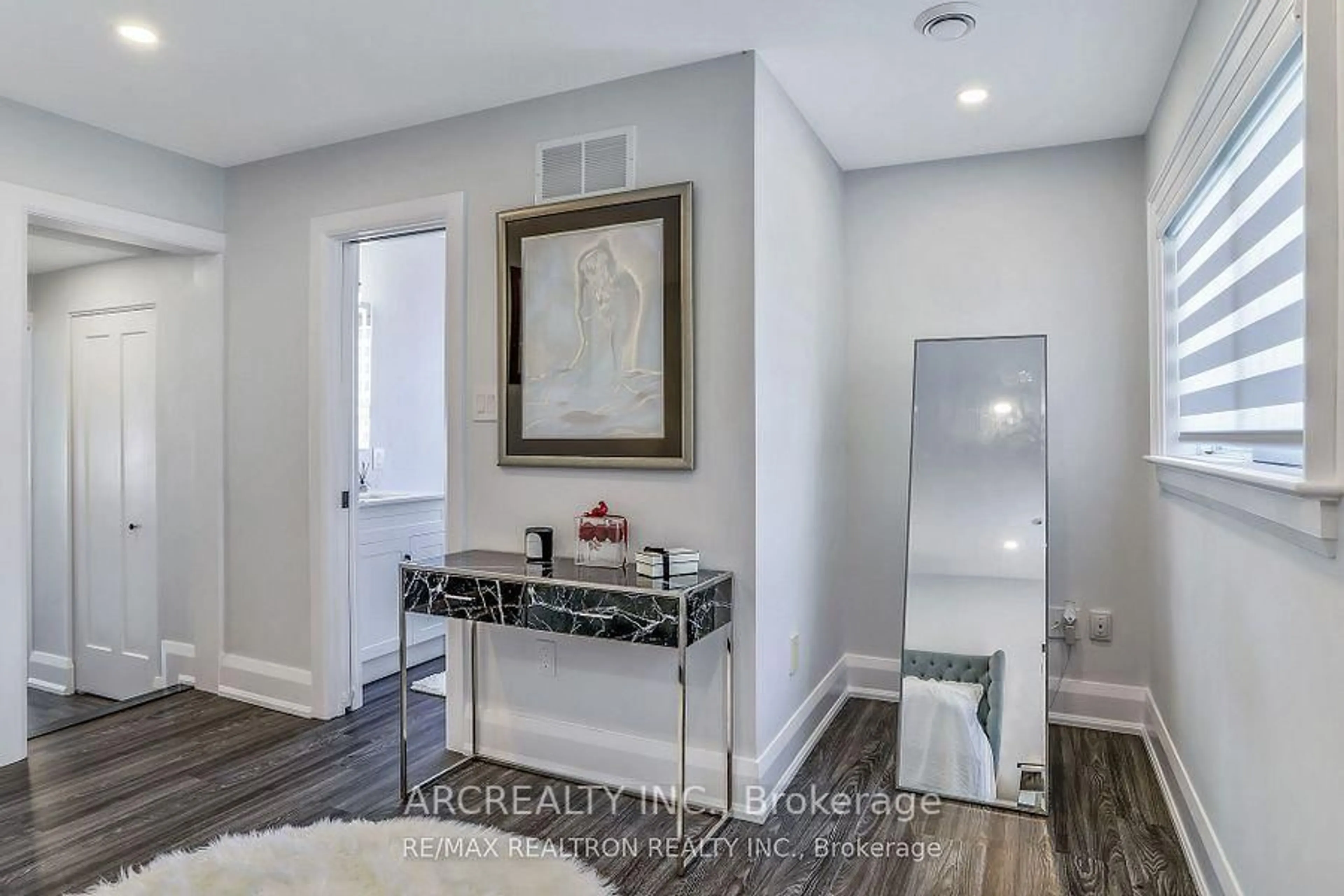 Indoor entryway for 97 Centre St, Richmond Hill Ontario L4C 1A3