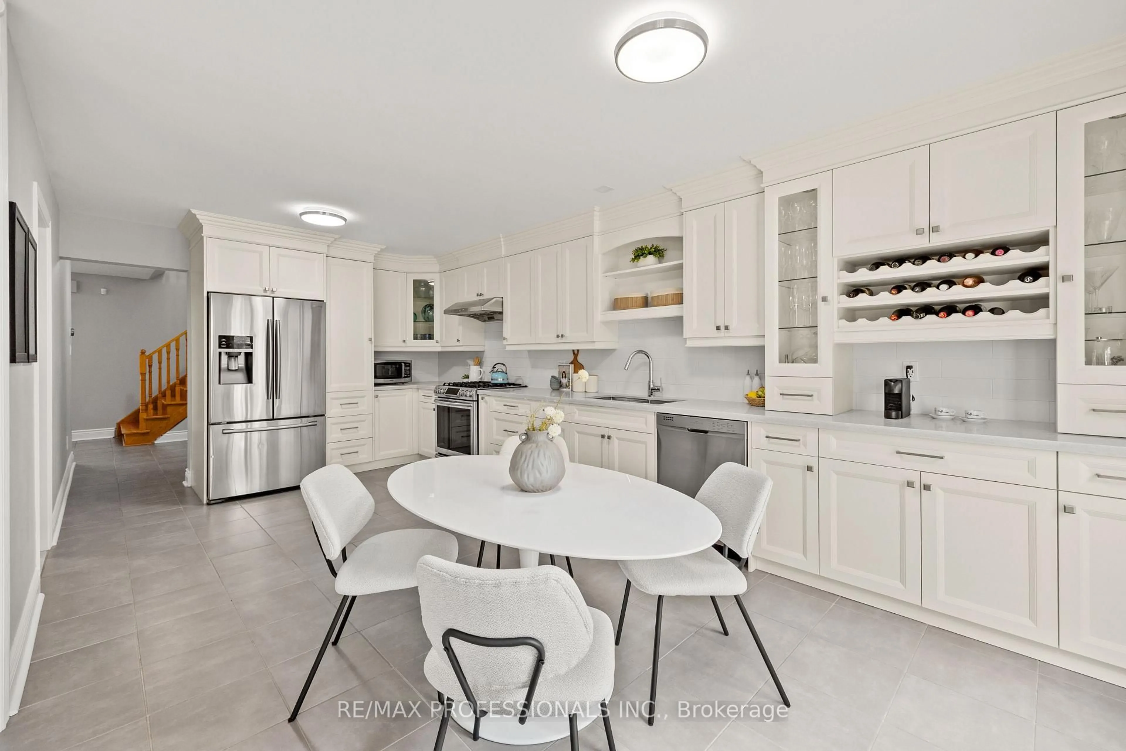 Open concept kitchen, ceramic/tile floor for 152 Ashton Dr, Vaughan Ontario L6A 2T8