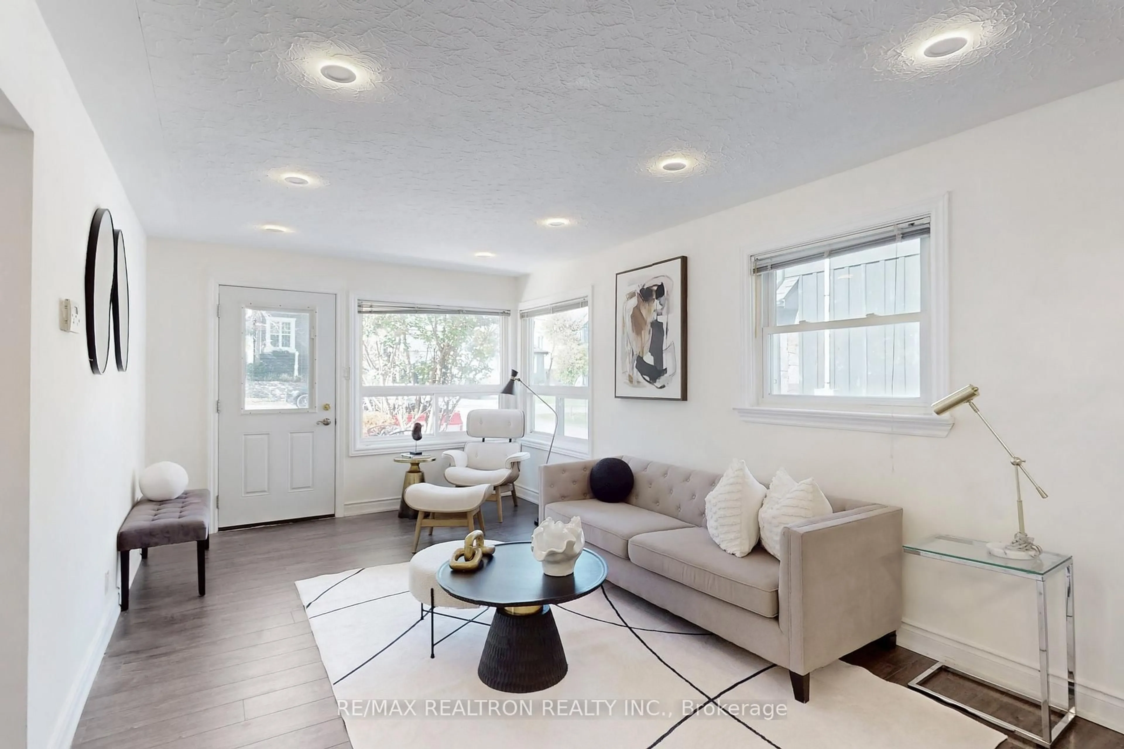 Living room with furniture, unknown for 59 Machell Ave, Aurora Ontario L4G 2R8