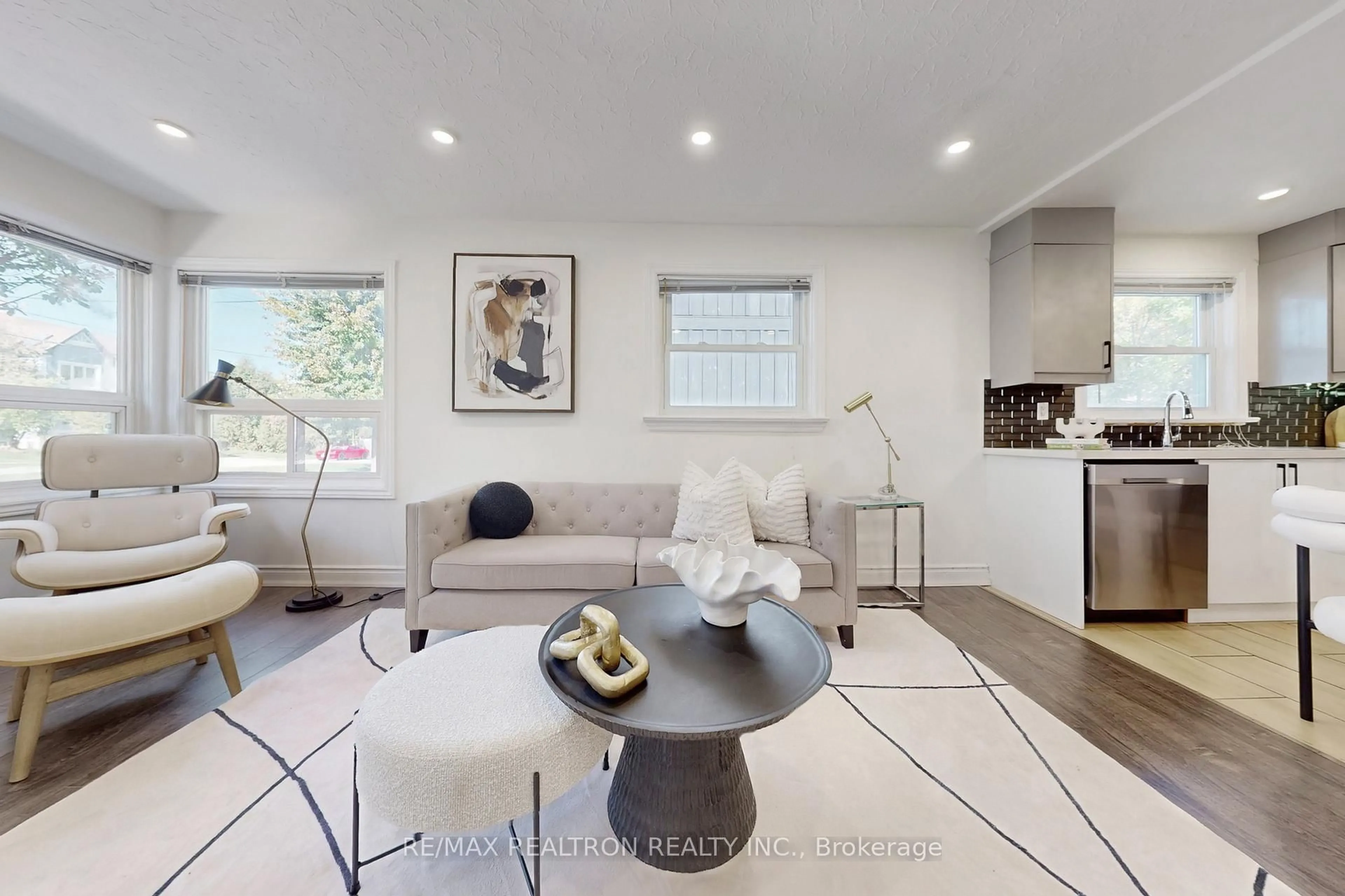 Living room with furniture, unknown for 59 Machell Ave, Aurora Ontario L4G 2R8