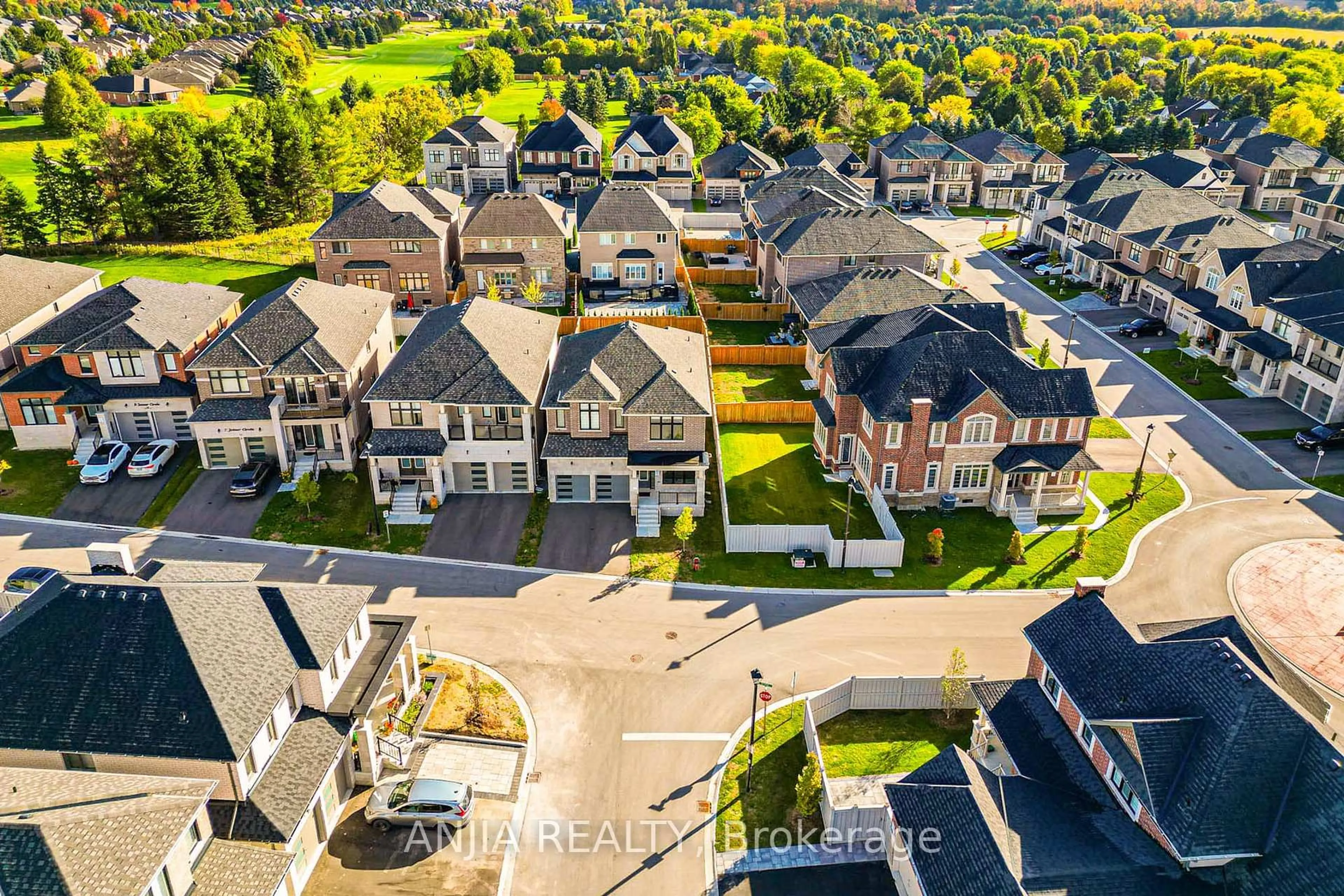 A pic from outside/outdoor area/front of a property/back of a property/a pic from drone, street for 3 Joiner Circ, Whitchurch-Stouffville Ontario L4A 7X4