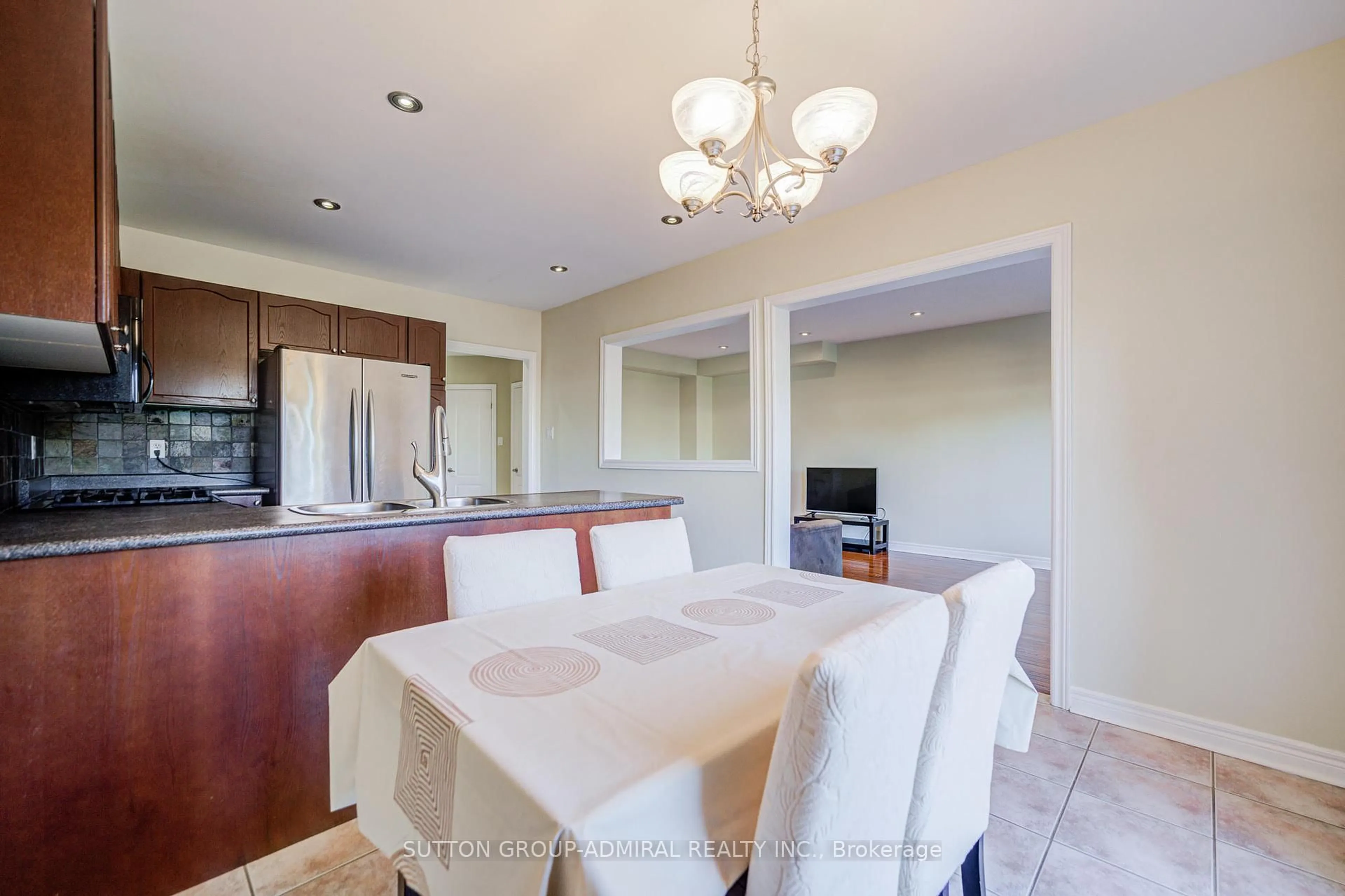 Open concept kitchen, ceramic/tile floor for 6 Lorridge St, Richmond Hill Ontario L4E 4E6