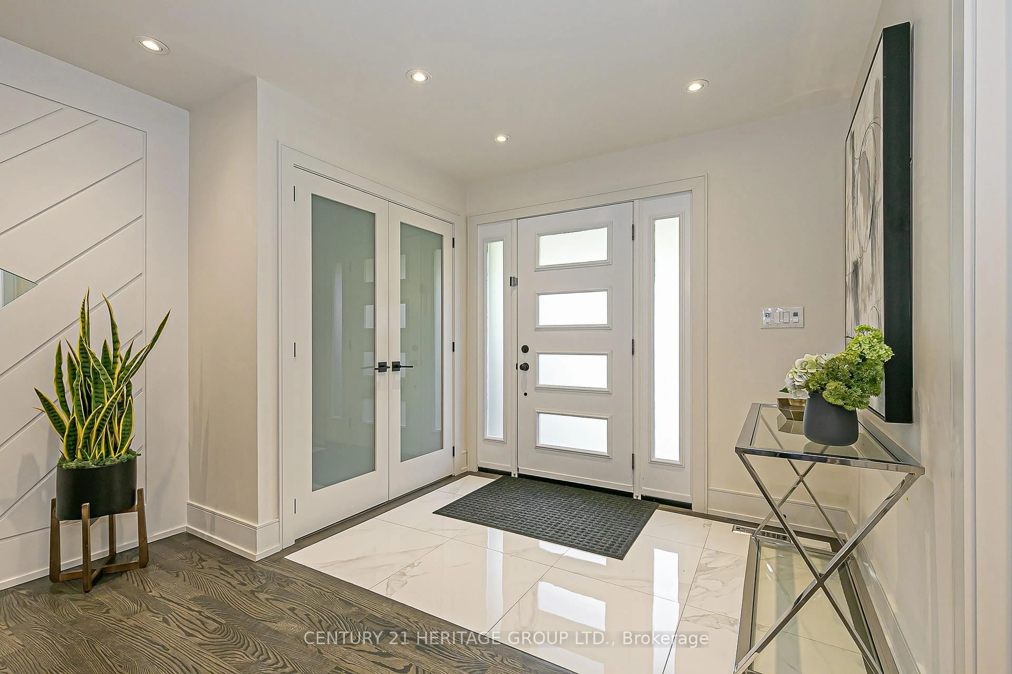 Indoor entryway for 46 Pineneedle Dr, Aurora Ontario L4G 4Y6