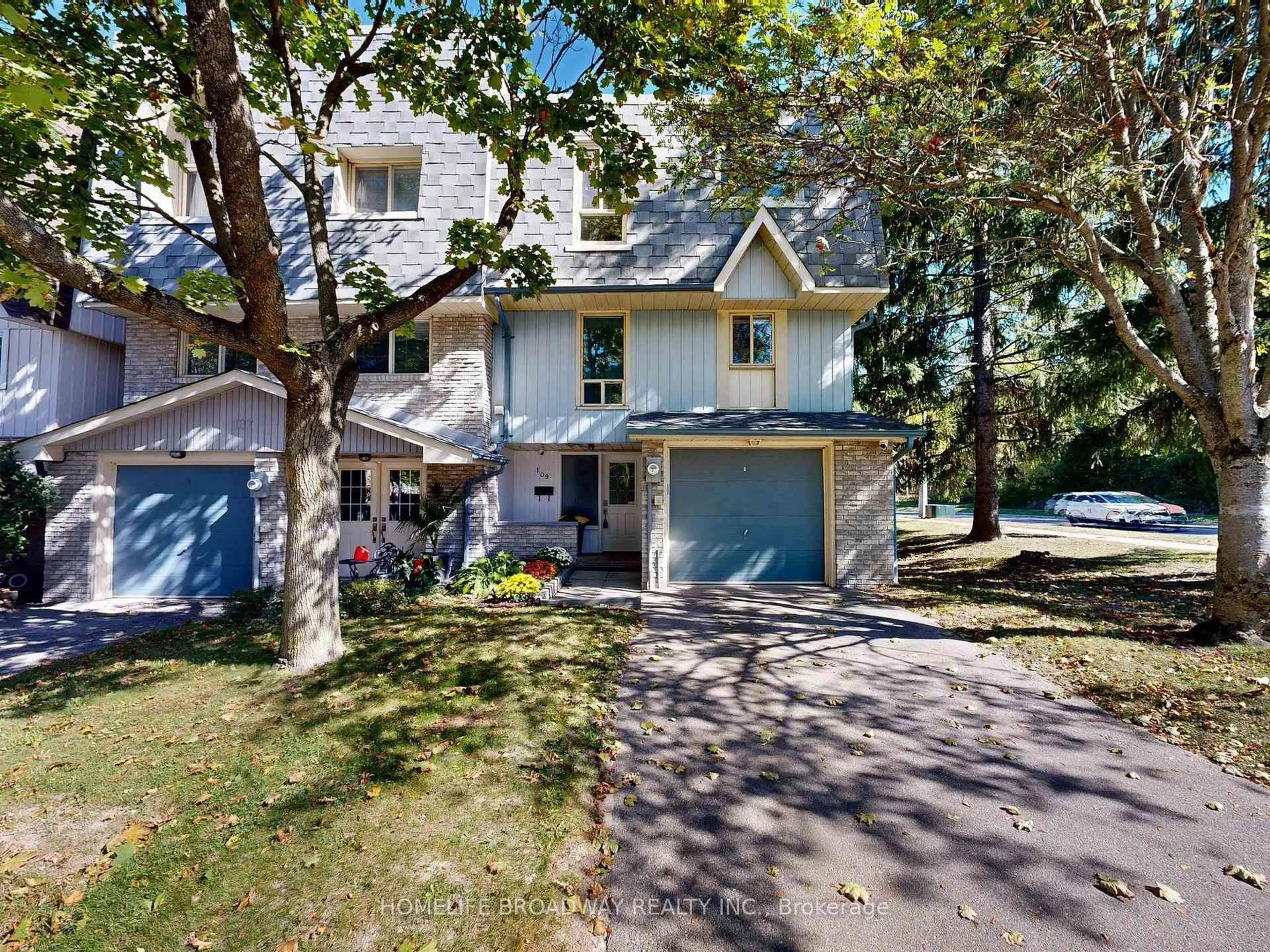 Home with vinyl exterior material, street for 109 Poplar Cres, Aurora Ontario L4G 3M4