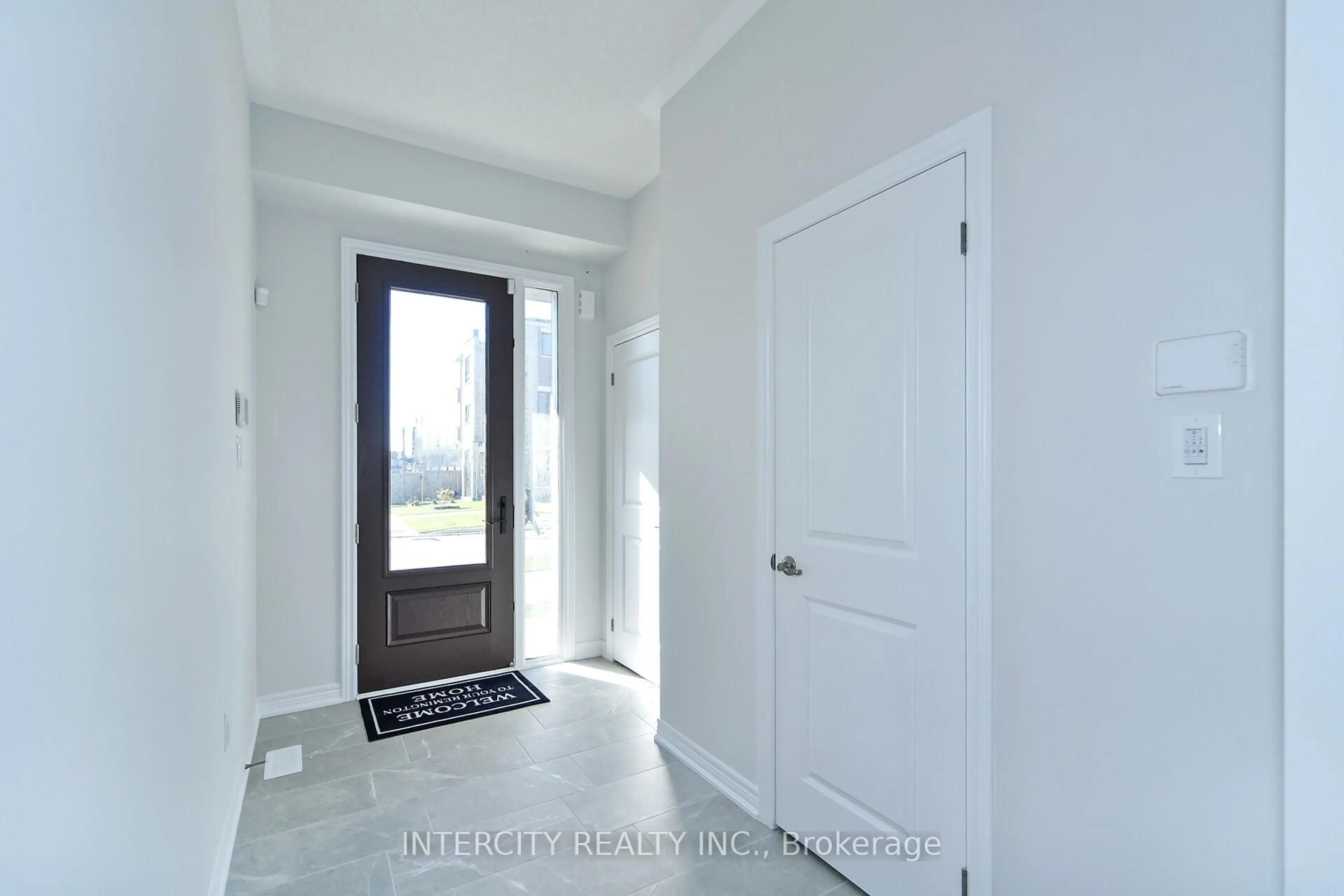 Indoor entryway for 158 Mumbai Dr, Markham Ontario L3S 3K5