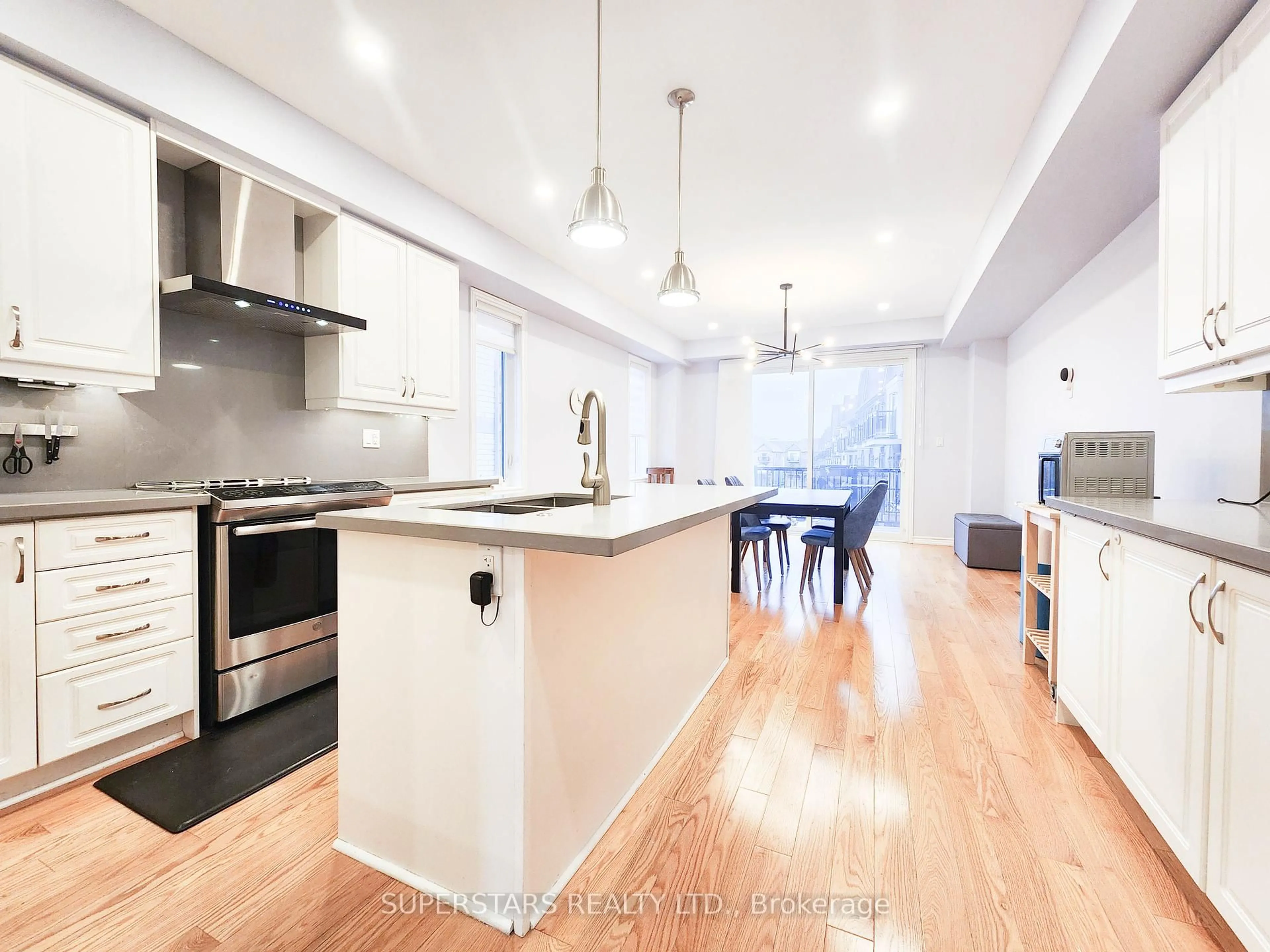 Contemporary kitchen, wood/laminate floor for 222 William Forster Rd, Markham Ontario L6B 1P8