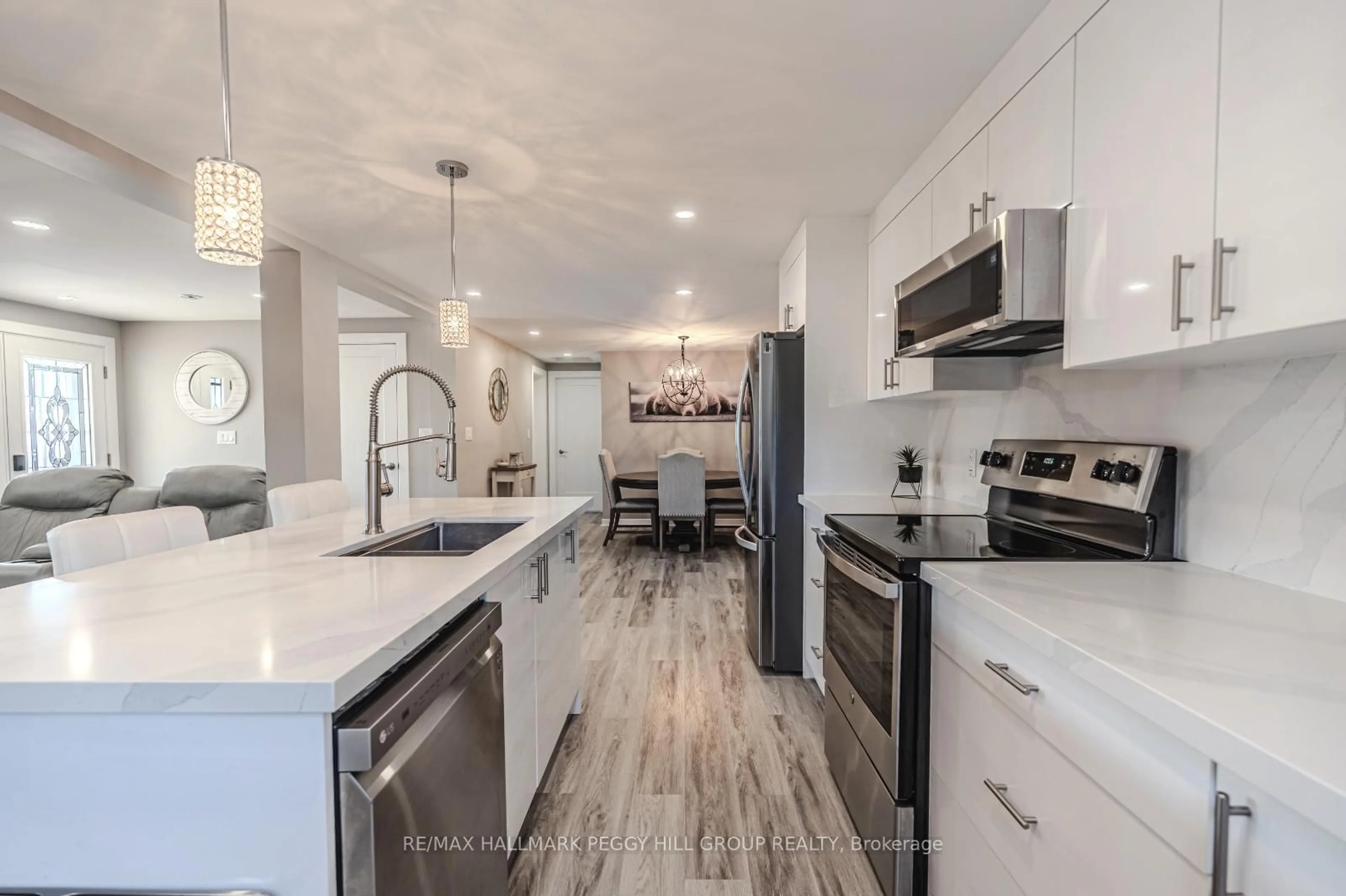 Open concept kitchen, ceramic/tile floor for 10 Nettles Cove, Innisfil Ontario L9S 1P6